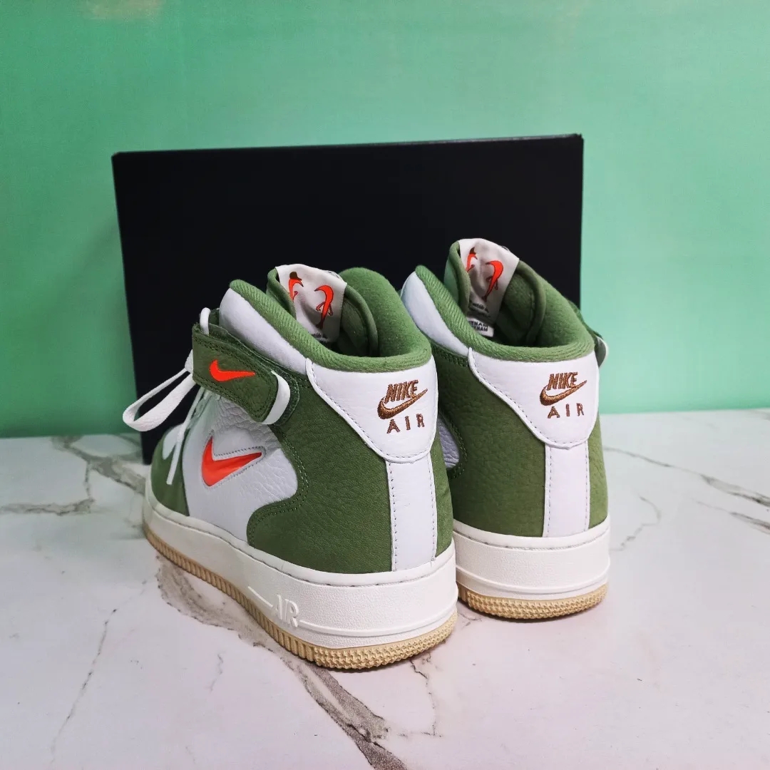 Nike Air Force 1 Mid '07 QS Olive Green and Total Orange 착용 스타일 - 5
