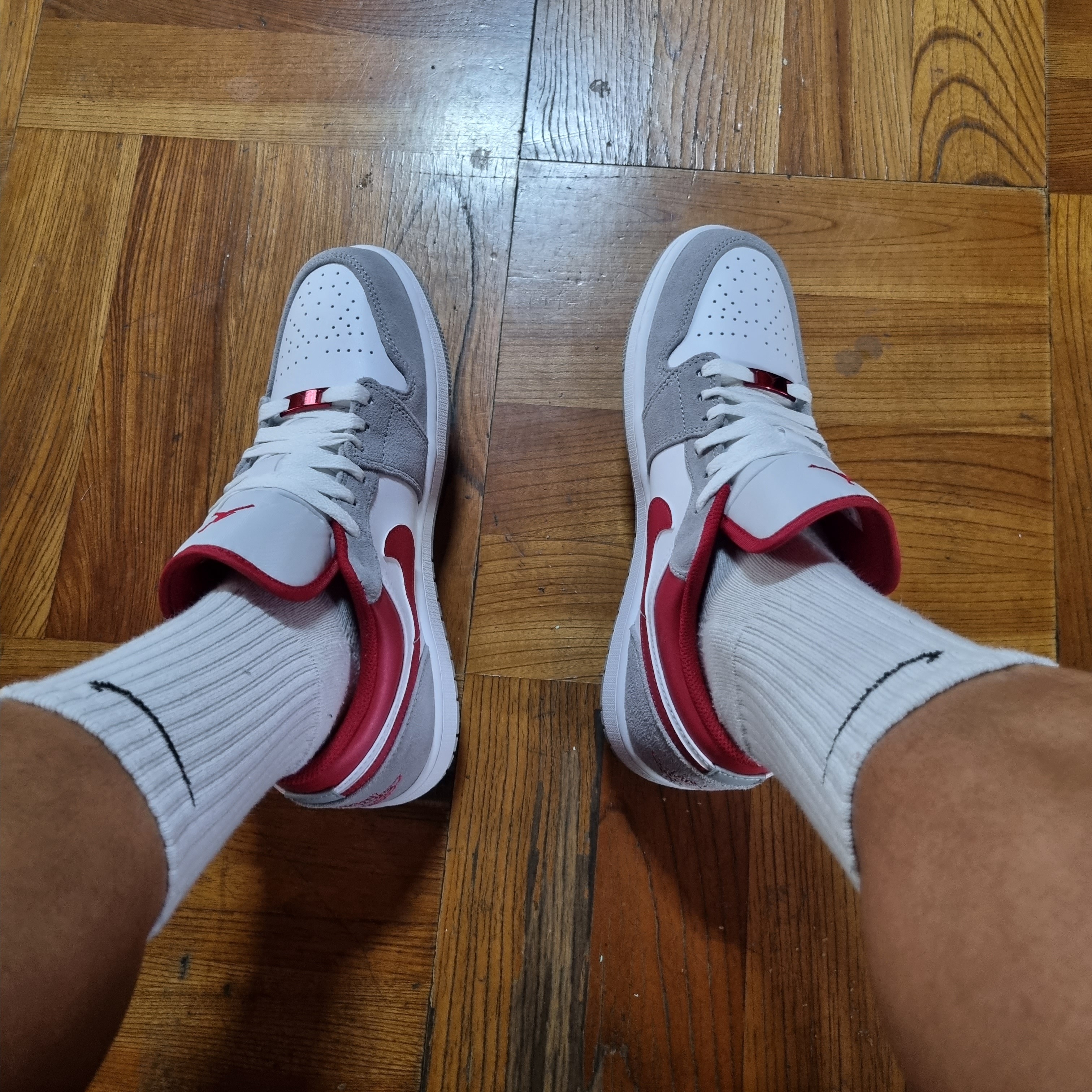 Jordan 1 Low SE Light Smoke Grey Gym Red 착용 스타일 - 3