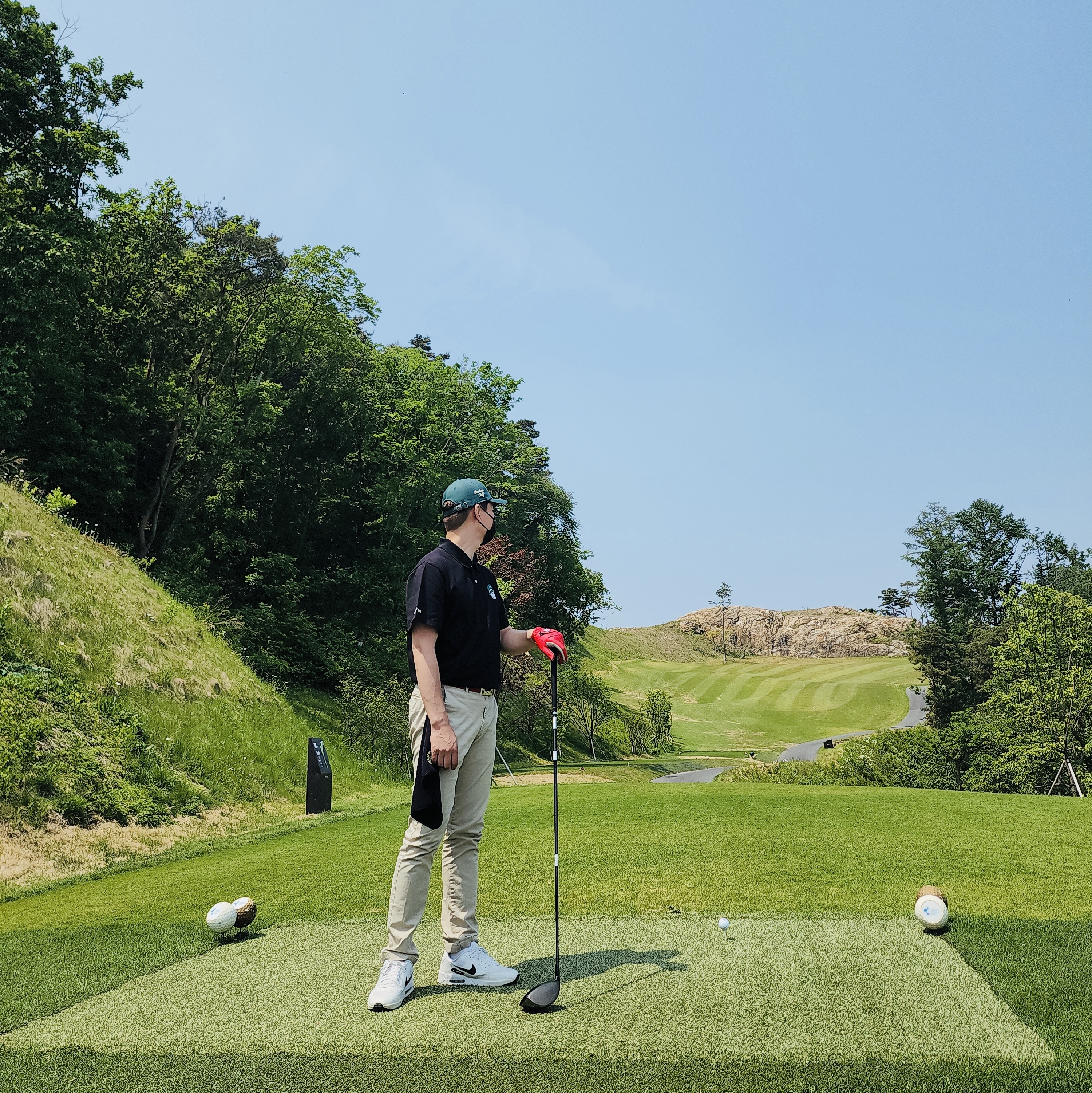 Malbon Golf Buckets Ball Cap Green, Malbon Golf Trophy Cooper Polo White 착용 스타일