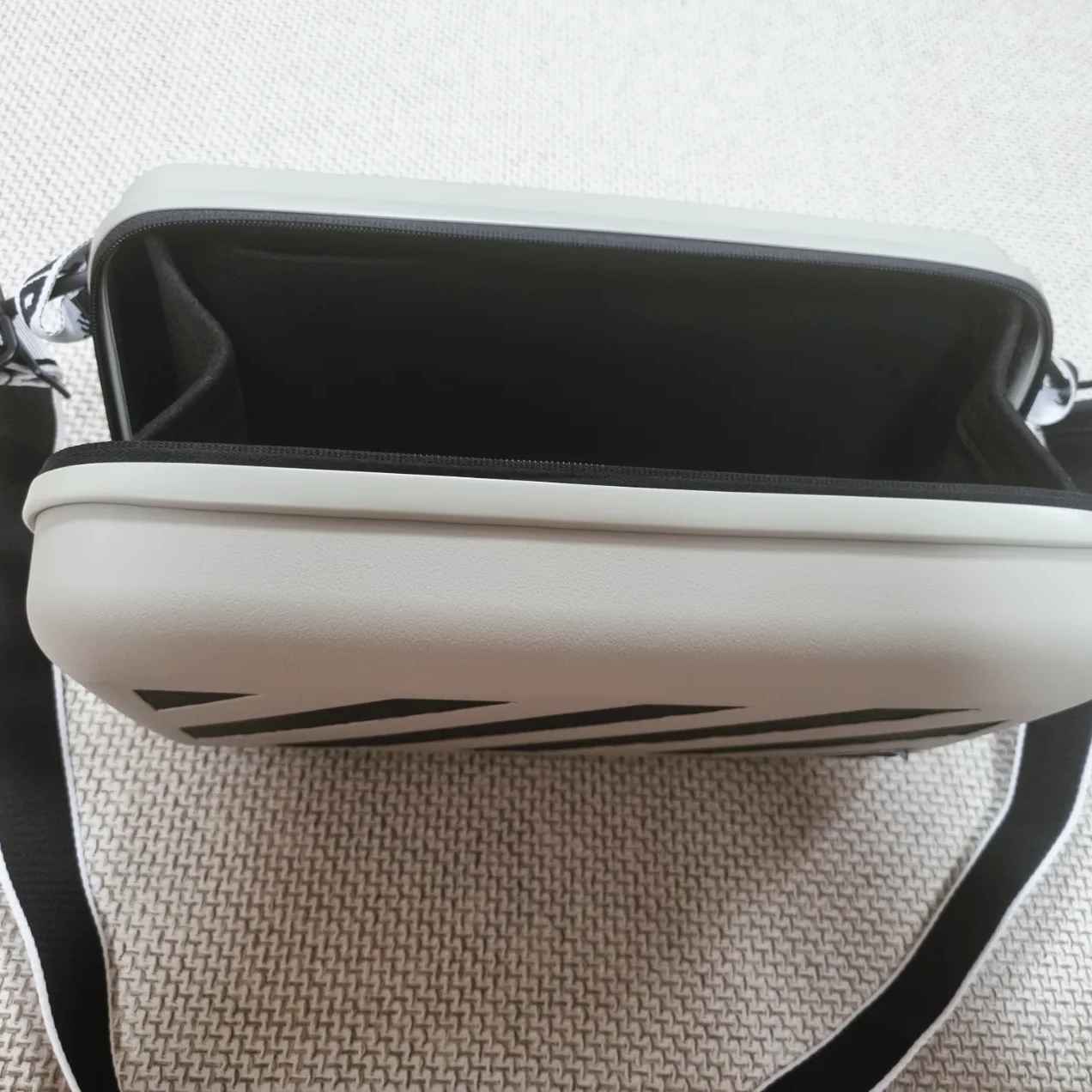 Off-White x Amore Pacific Protection Box (Without Cosmetics) 착용 스타일 - 3