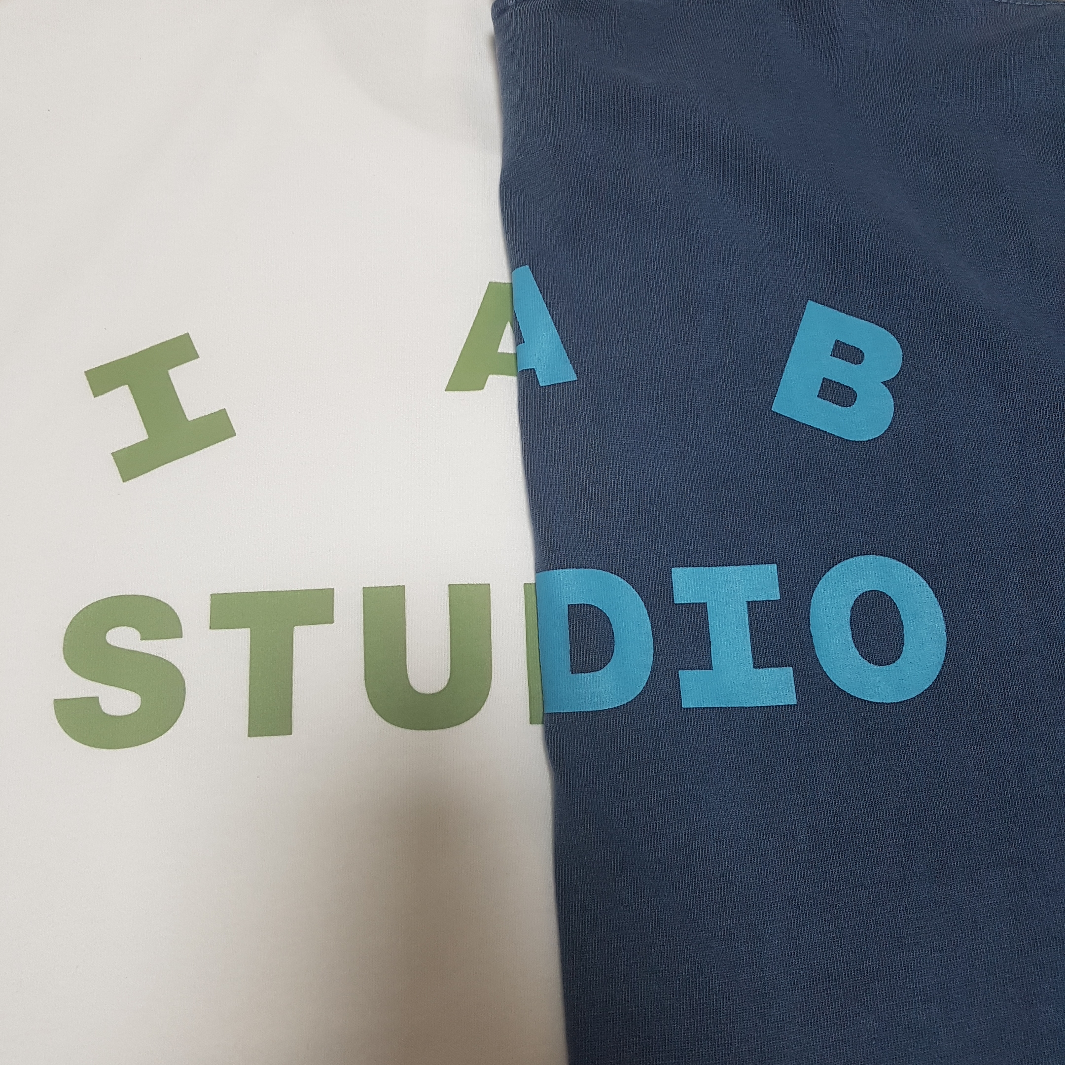 IAB Studio Pigment T-Shirt Blue, IAB Studio T-Shirt White Light Green 착용 스타일