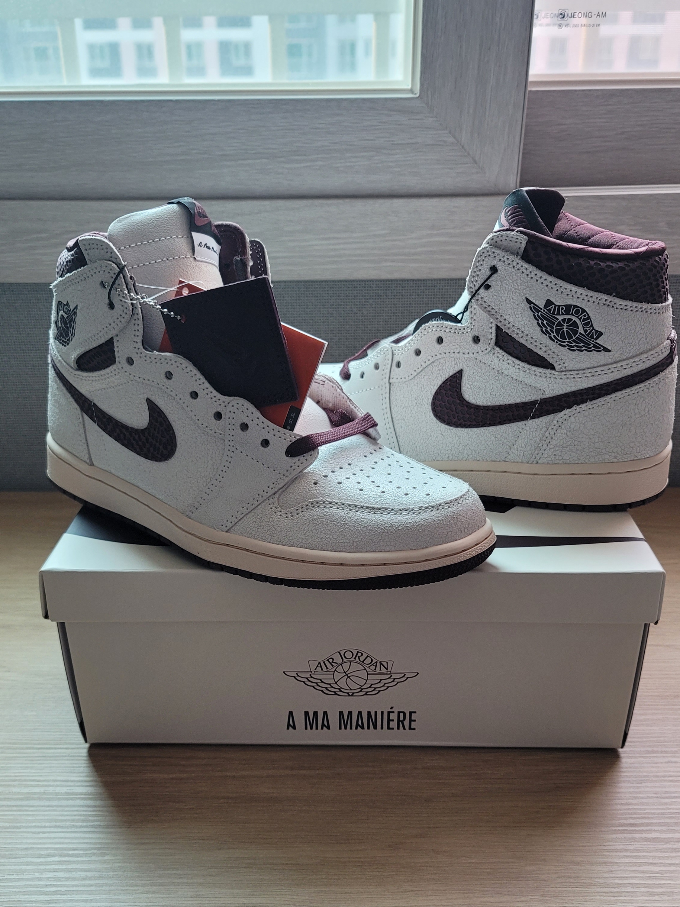 Jordan 1 x A Ma Maniere Retro High OG SP Sail and Burgundy 착용 스타일