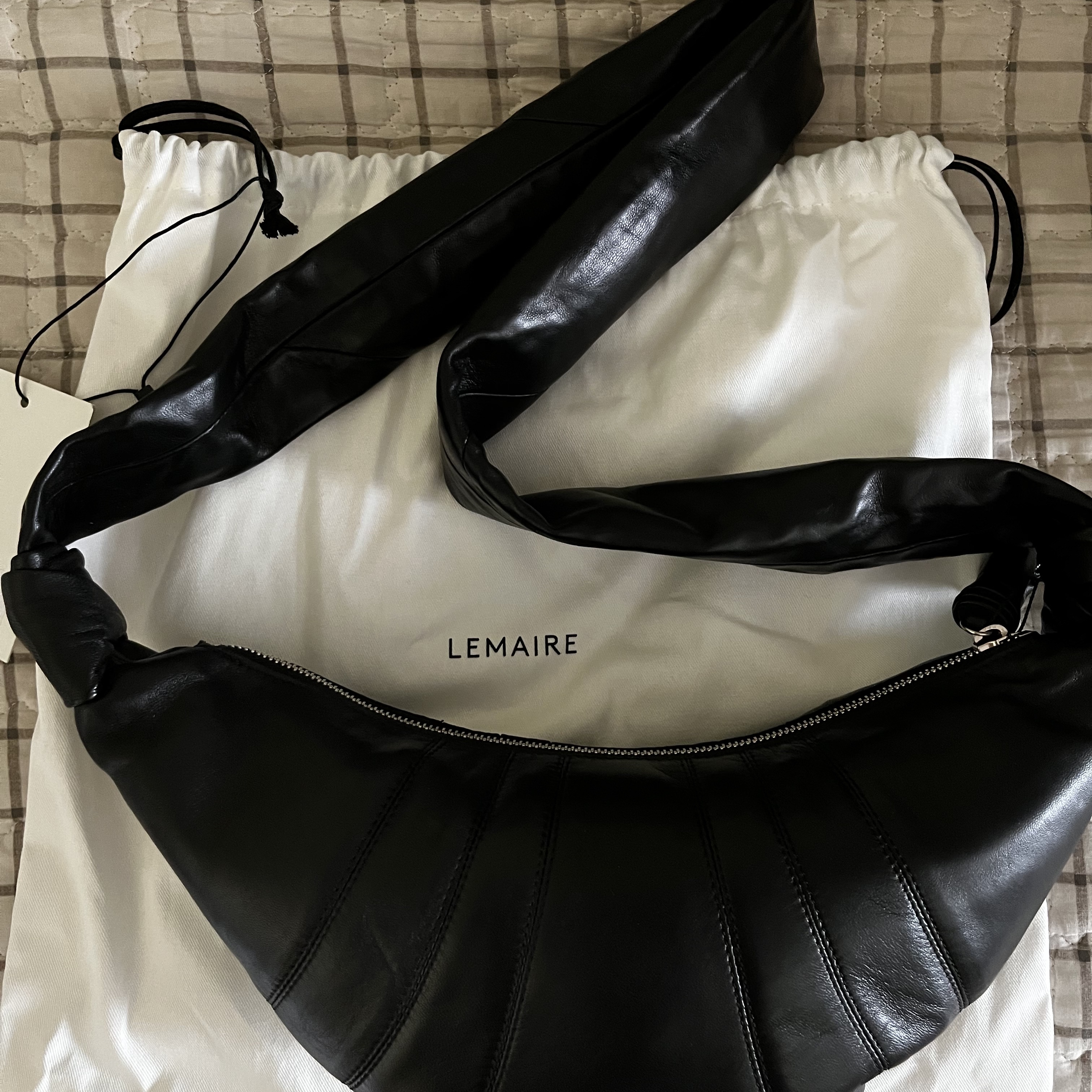 Lemaire Small Croissant Bag Soft Nappa Leather Black 착용 스타일