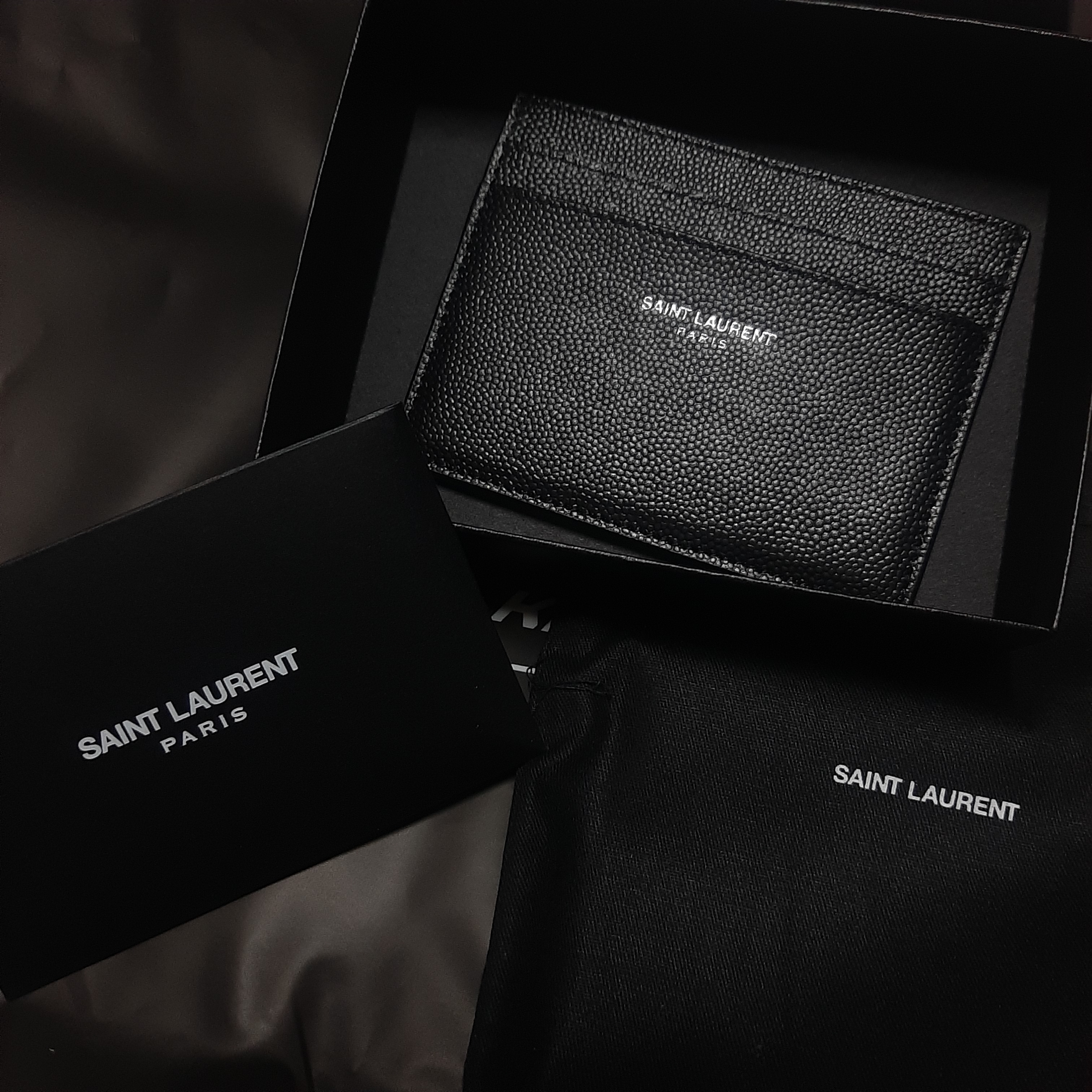 Saint Laurent Paris Credit Card Case in Grain de Poudre Embossed Leather Black 착용 스타일 - 1