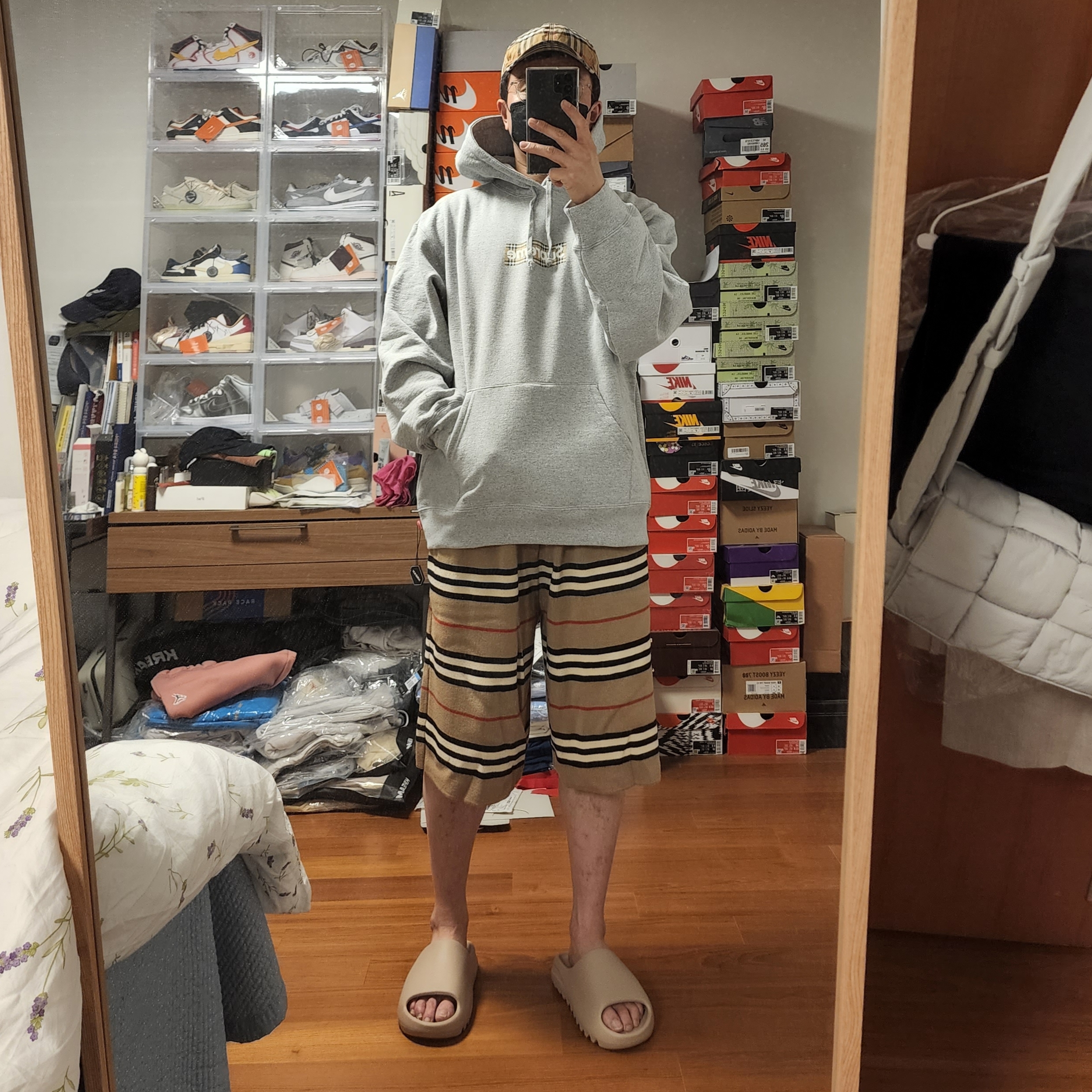 Supreme x Burberry Box Logo Hooded Sweatshirt Heather Grey - 22SS, Adidas Yeezy Slide Pure - Re-Release Ver. 착용 스타일 - 3