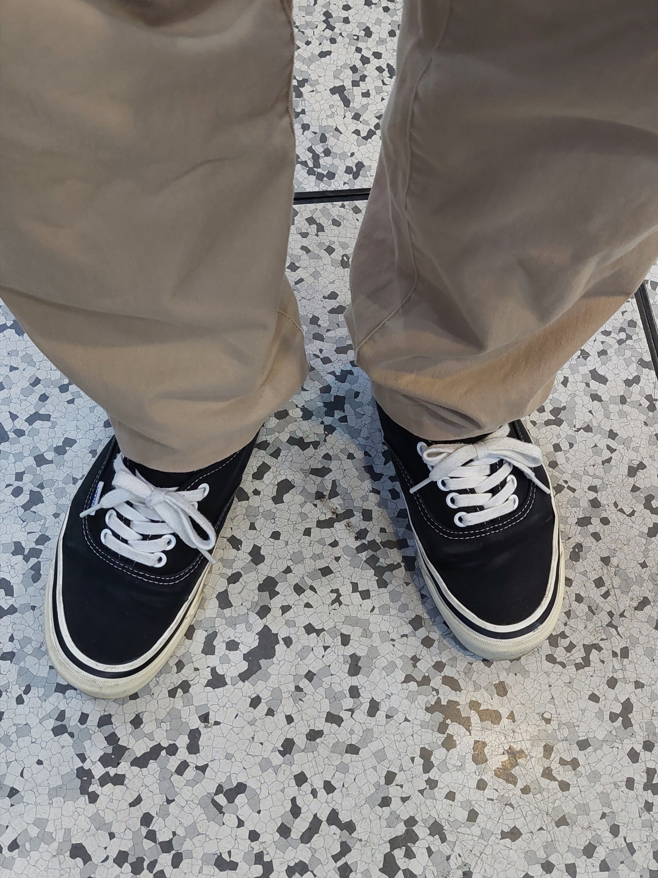Vans Authentic 44 DX Anaheim Factory Black 착용 스타일