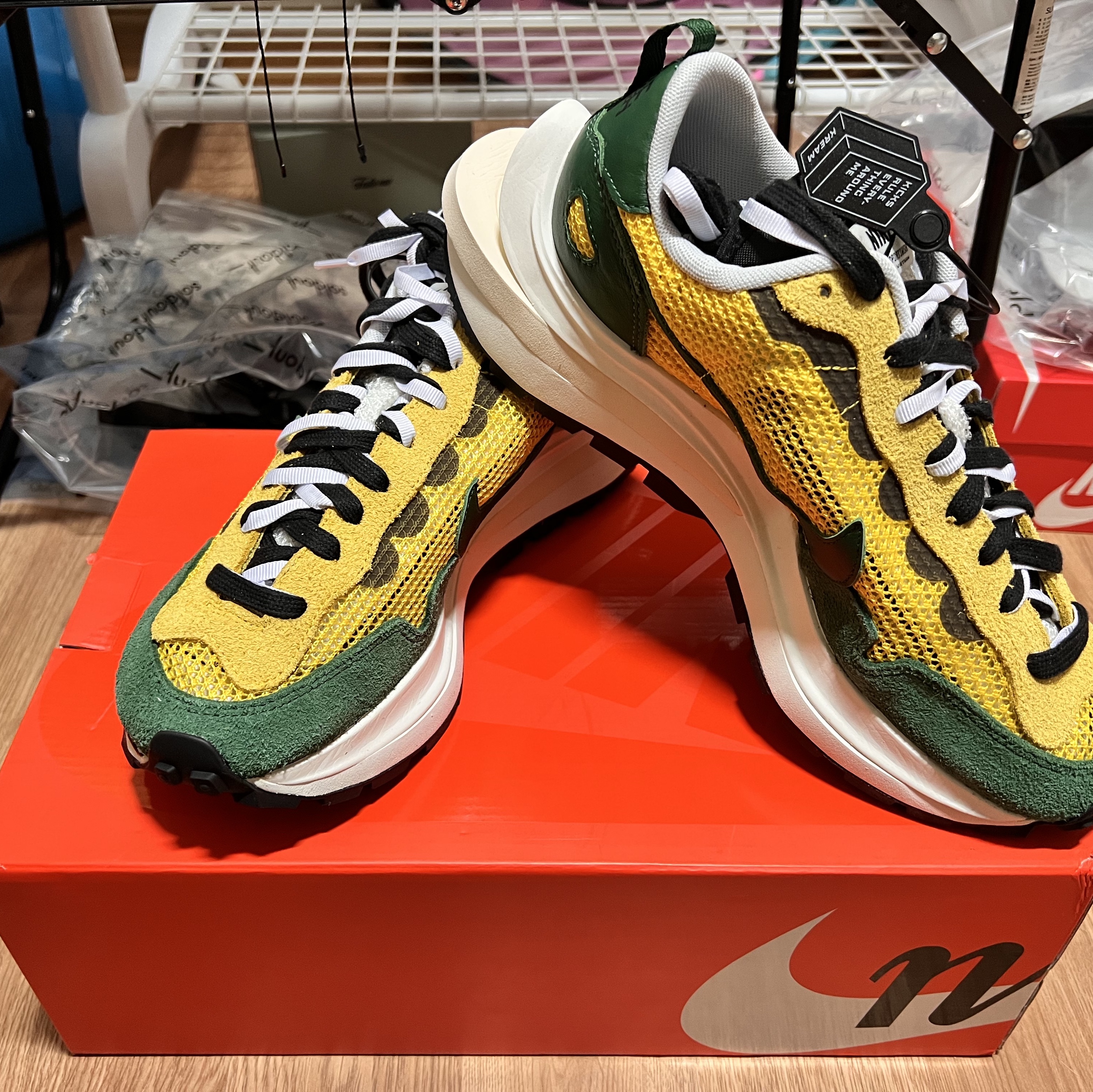 Nike x Sacai VaporWaffle Tour Yellow & Gorge Green Sail 착용 스타일