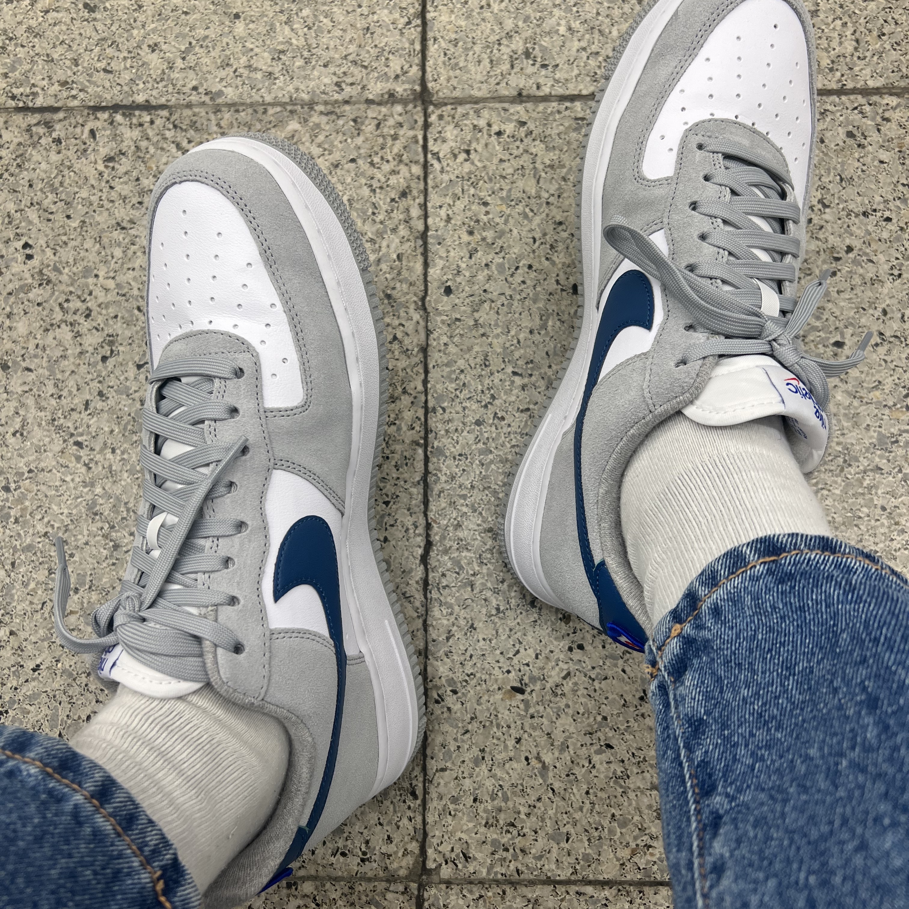 Nike Air Force 1 '07 LV8 Athletic Club Light Smoke Grey Marina 착용 스타일