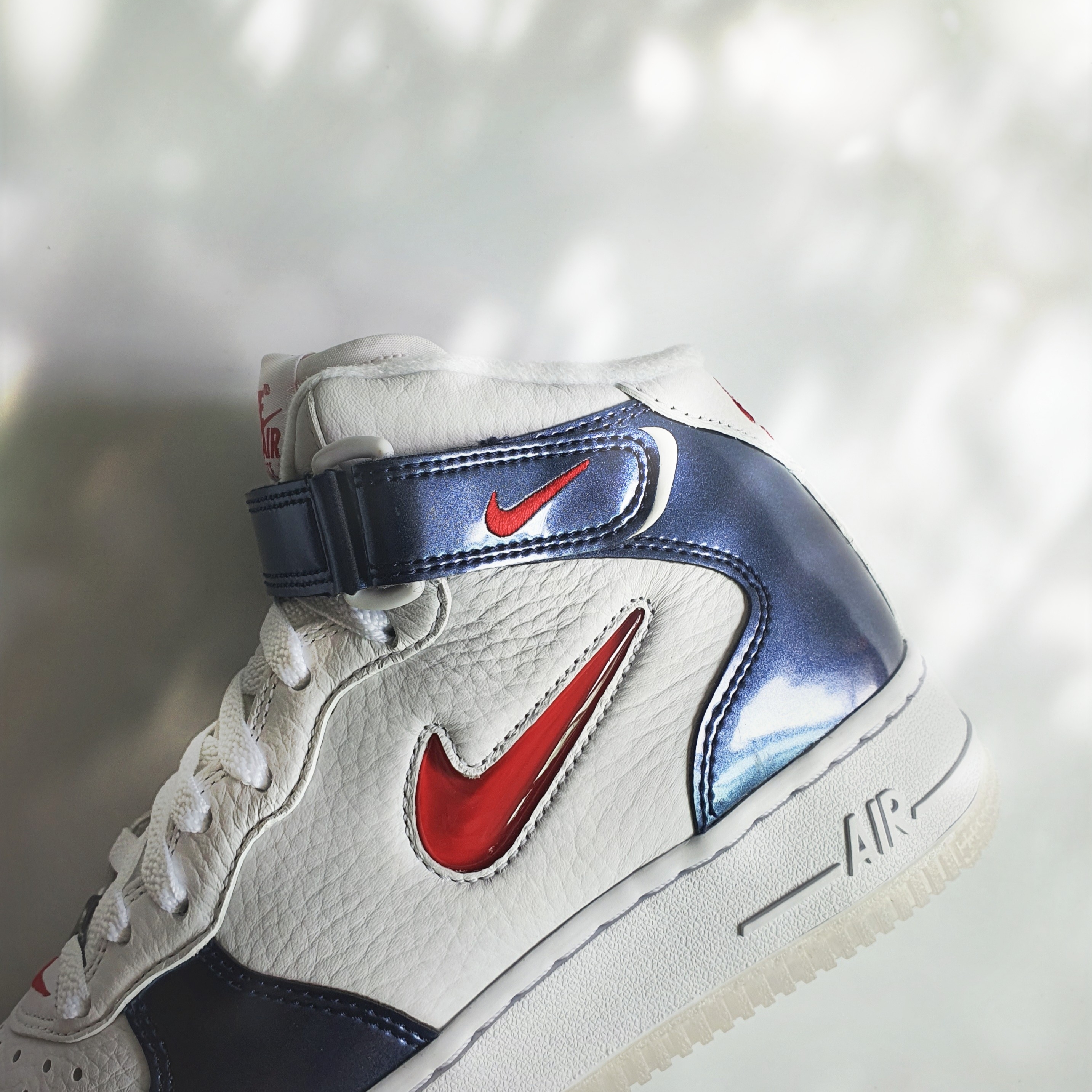 Nike Air Force 1 Mid QS University Red and Midnight Navy 착용 스타일 - 4