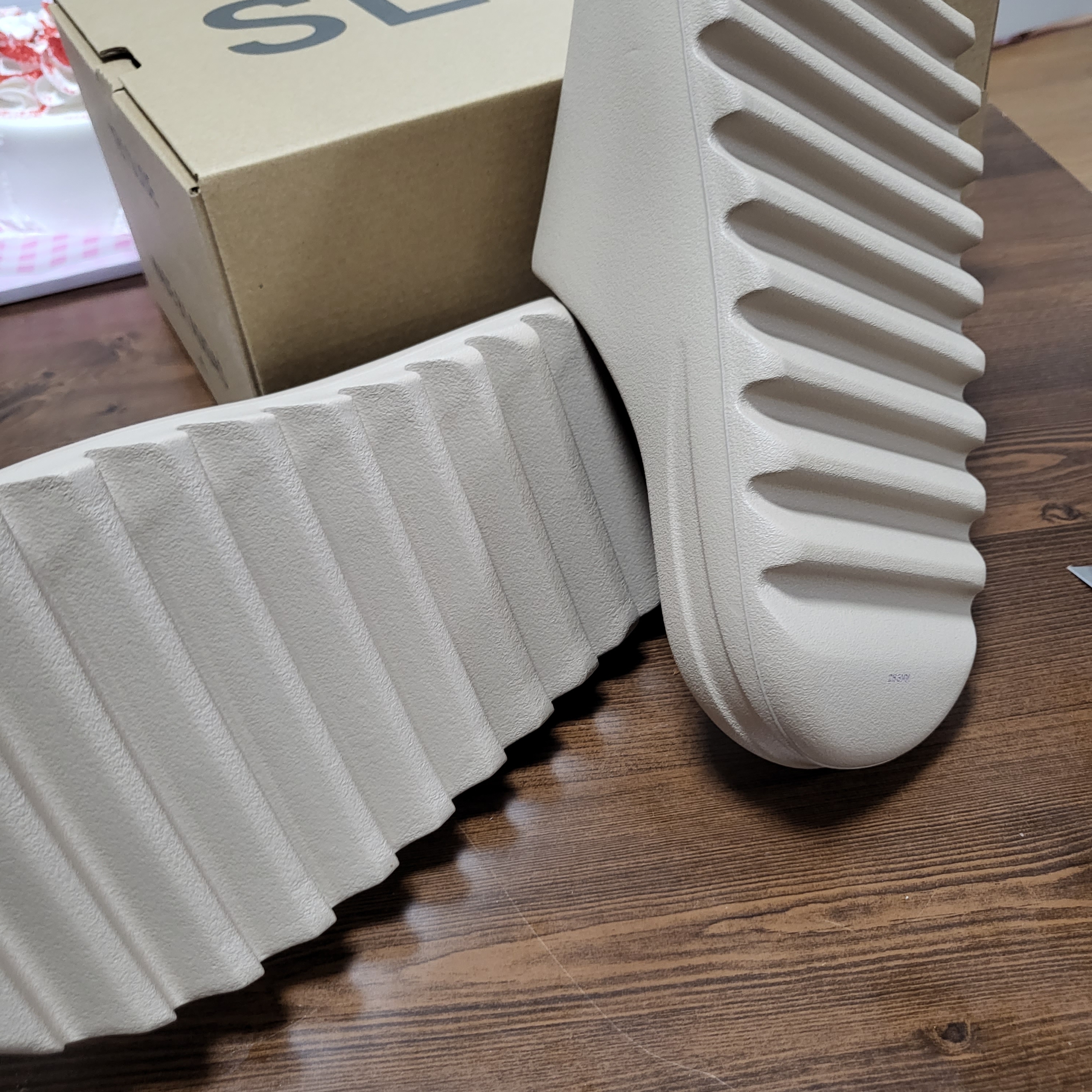 Adidas Yeezy Slide Pure - Re-Release Ver. 착용 스타일 - 2