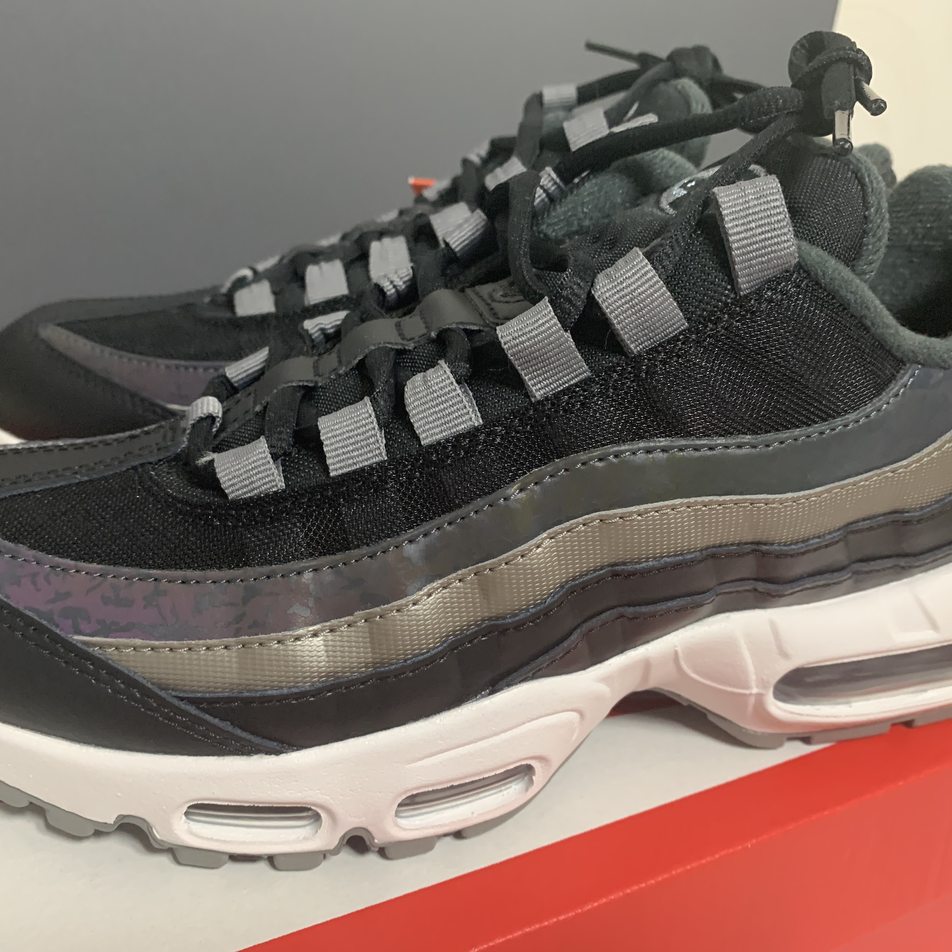 (W) Nike Air Max 95 Black Metallic Pewter 착용 스타일 - 4