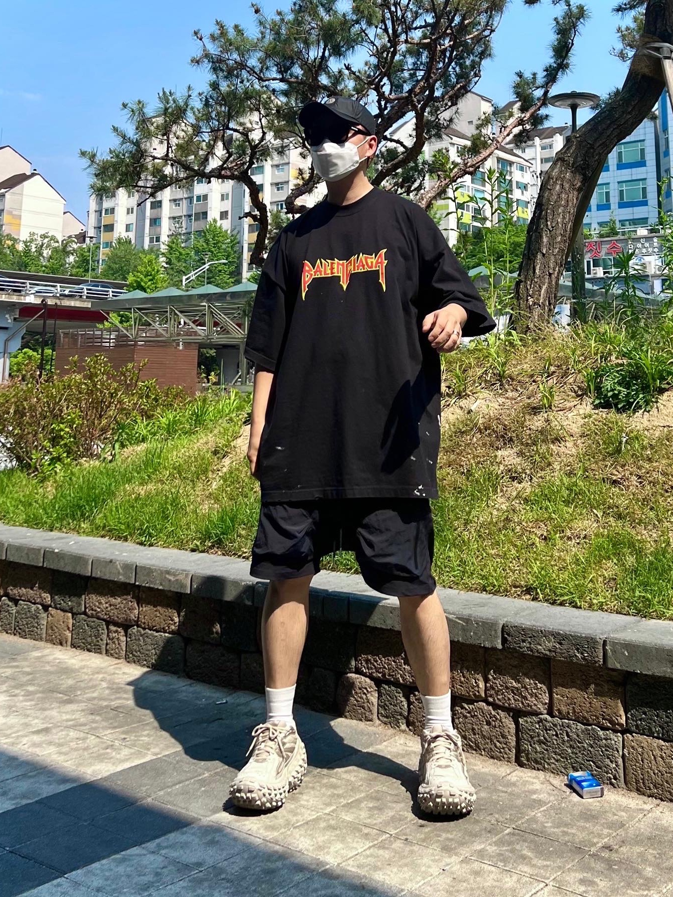 Supreme x Stone Island Painted Camo Nylon 6-Panel Black - 20FW, Balenciaga Defender Sneakers Beige 착용 스타일 - 3