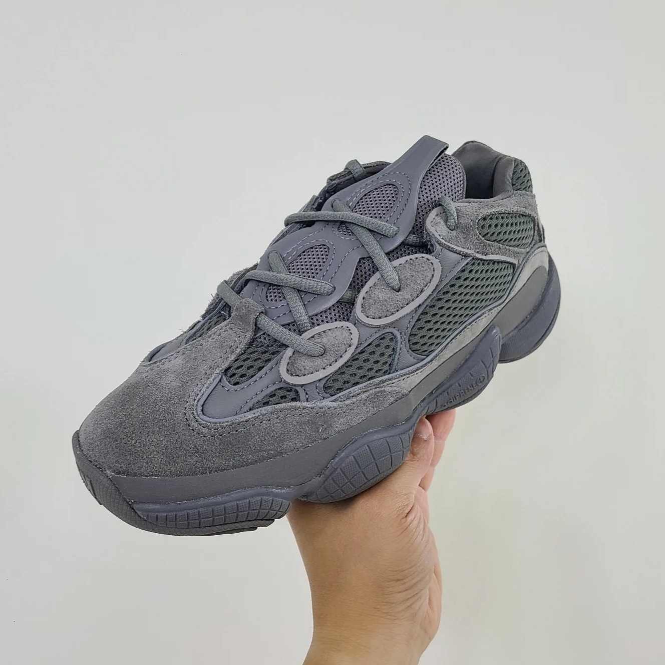 Adidas Yeezy 500 Granite 착용 스타일 - 1