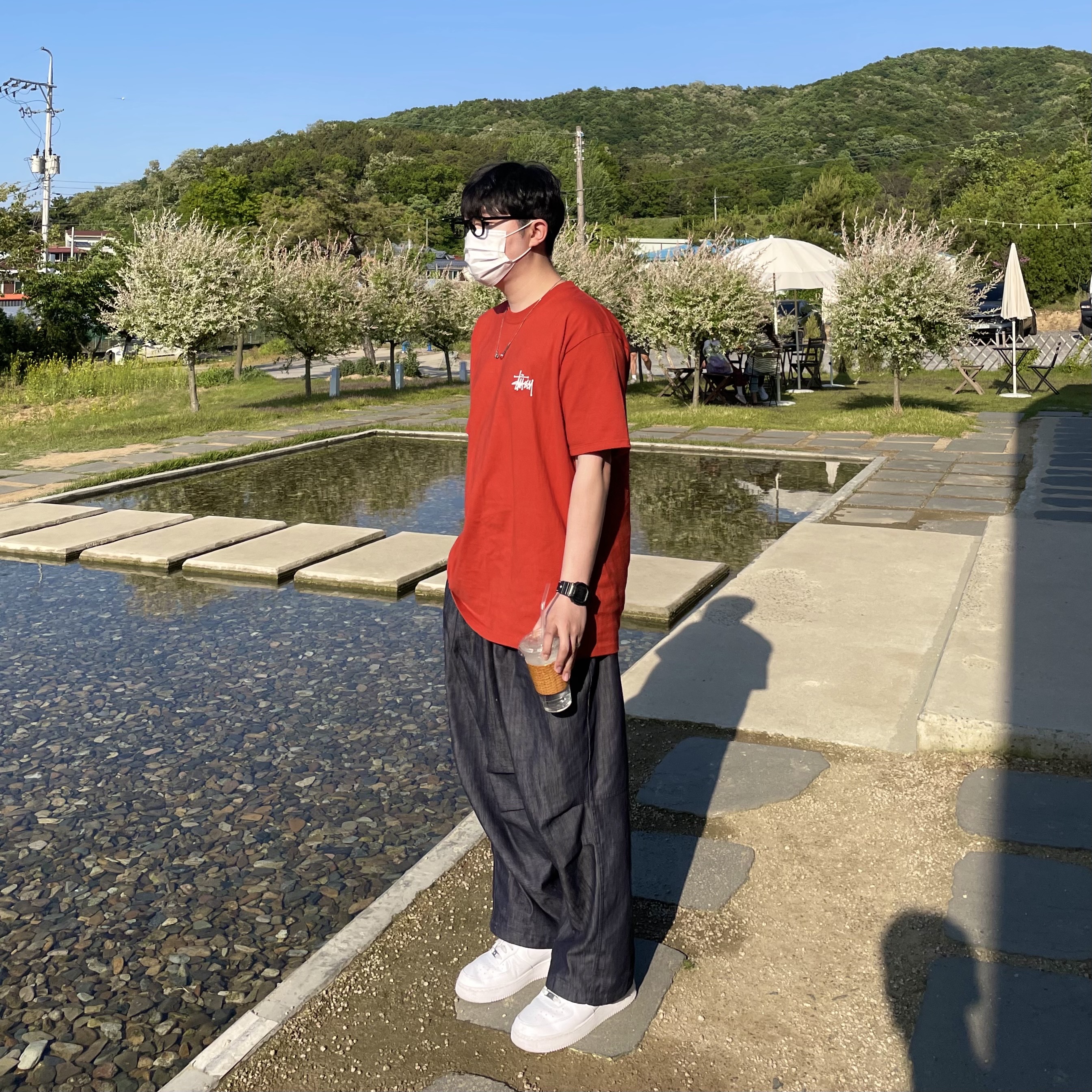 Stussy Basic Stussy T-Shirt Red 2022, Nike Air Force 1 '07 Low White 착용 스타일 - 1