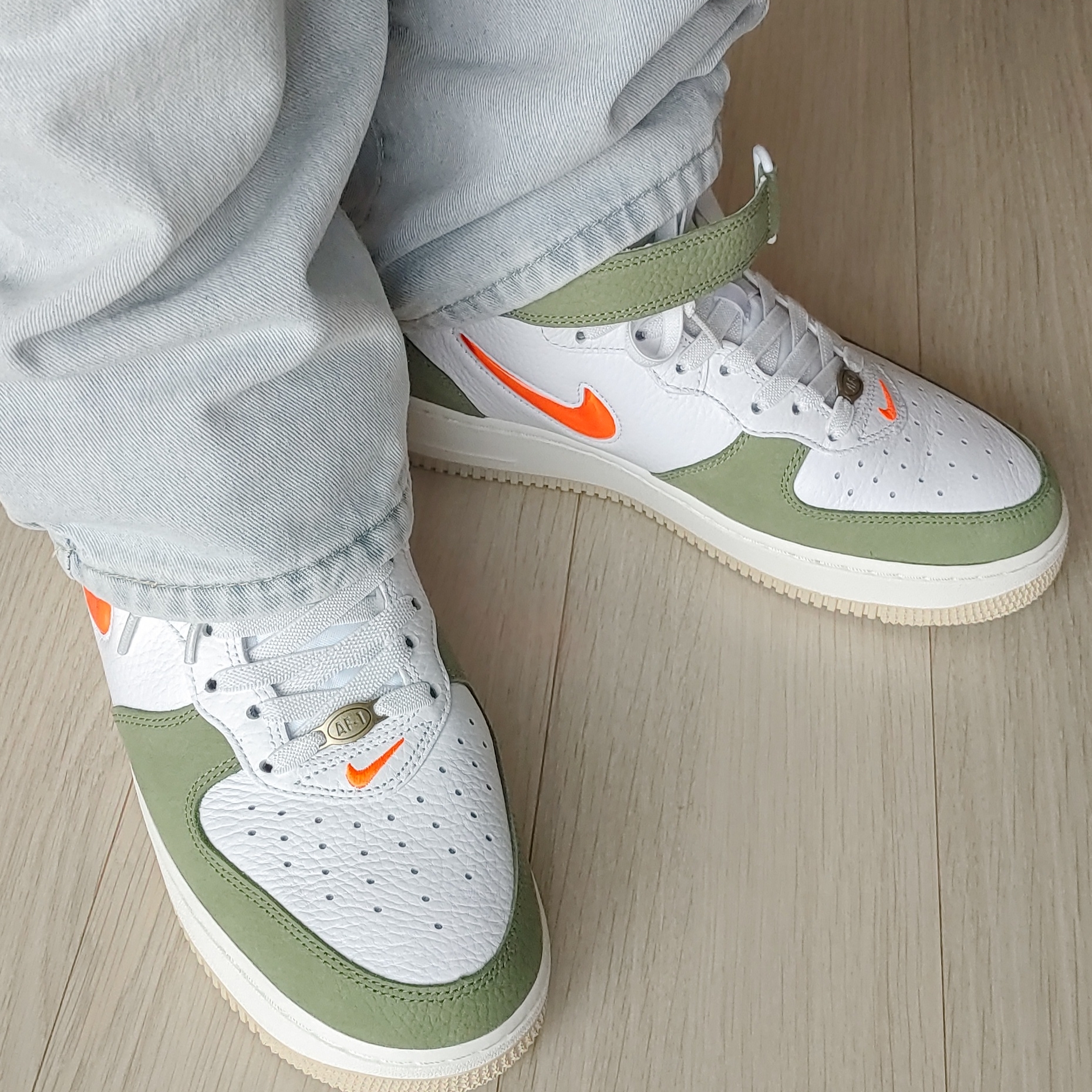 Nike Air Force 1 Mid '07 QS Olive Green and Total Orange 착용 스타일 - 1