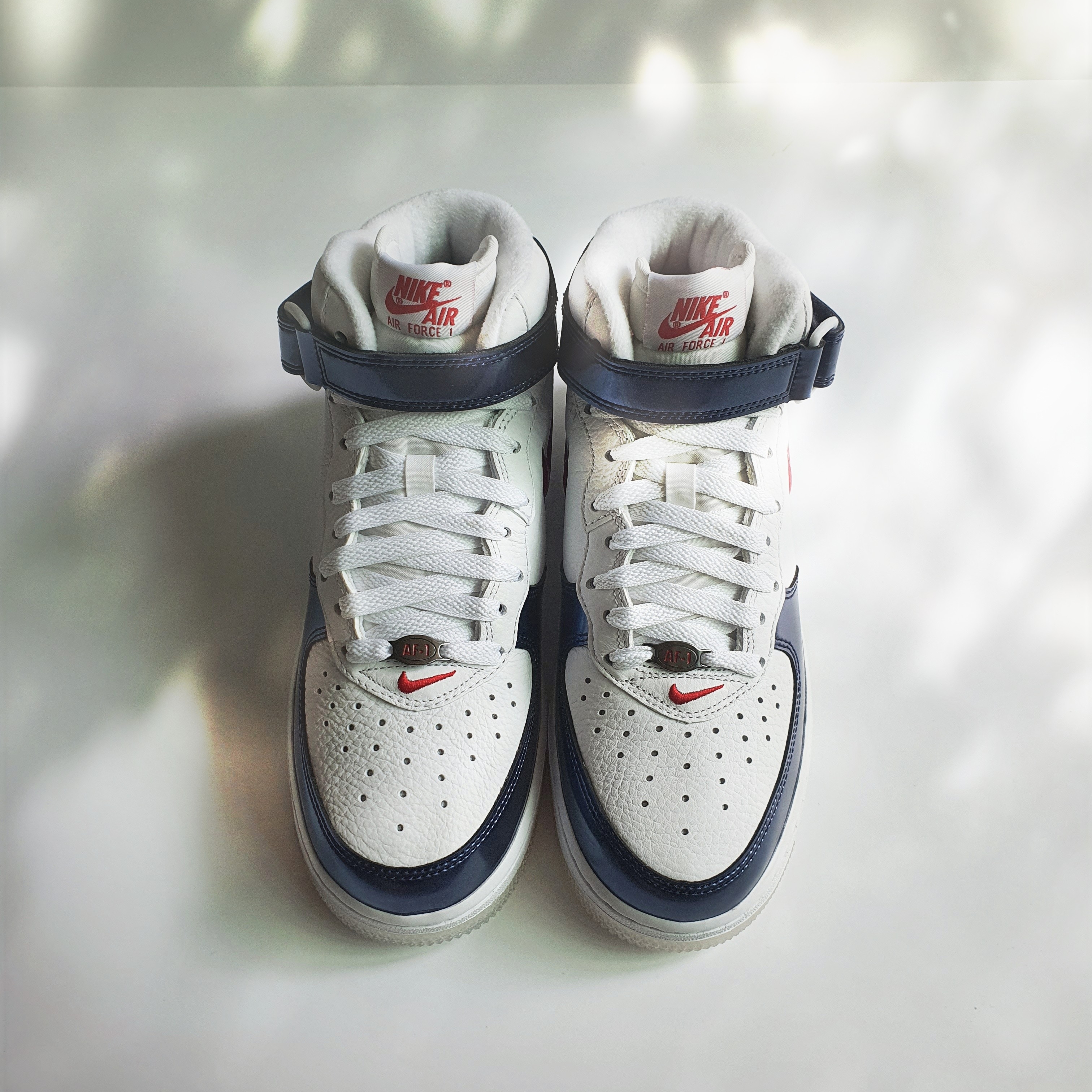 Nike Air Force 1 Mid QS University Red and Midnight Navy 착용 스타일 - 1