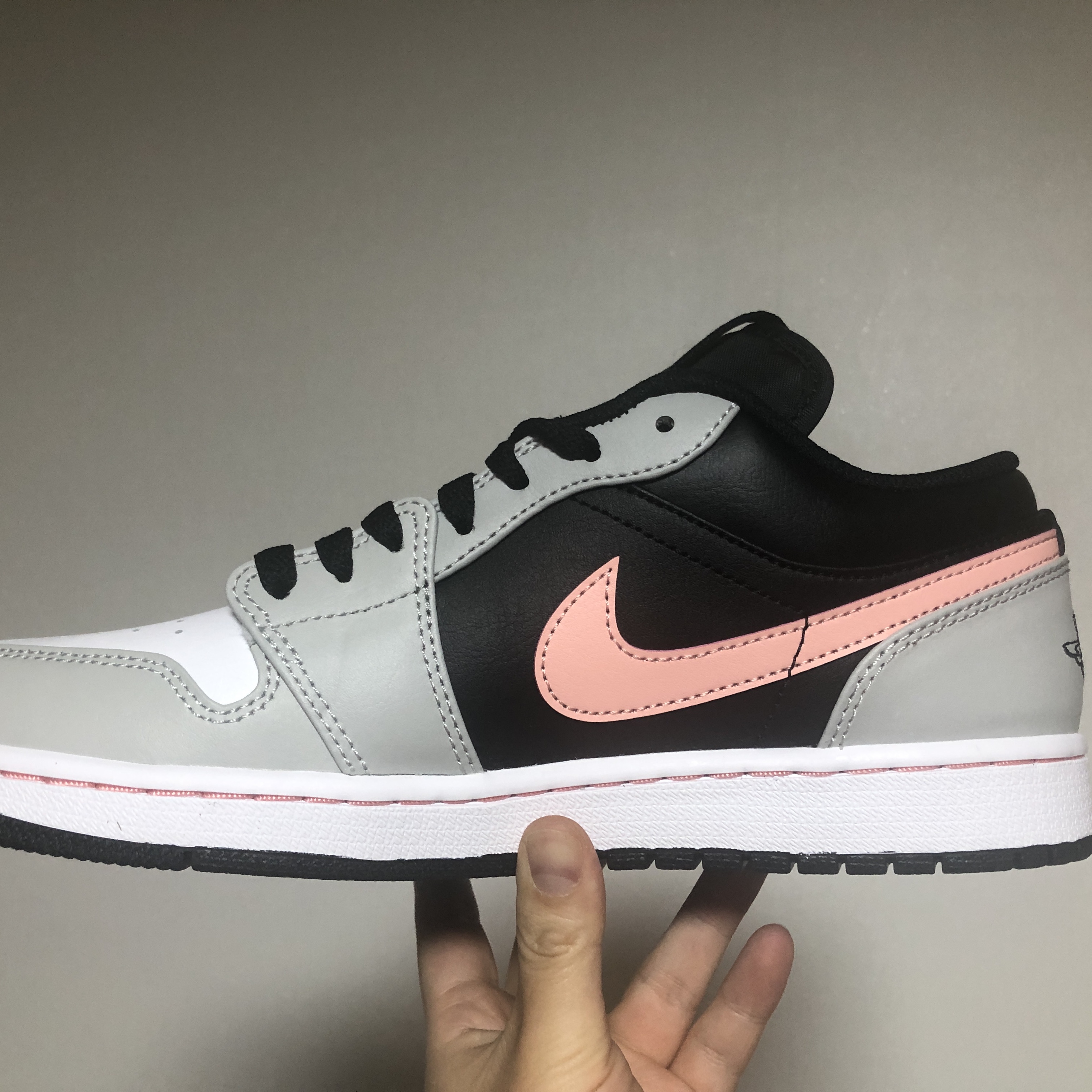 Jordan 1 Low Grey Fog Black Bleached Coral 착용 스타일