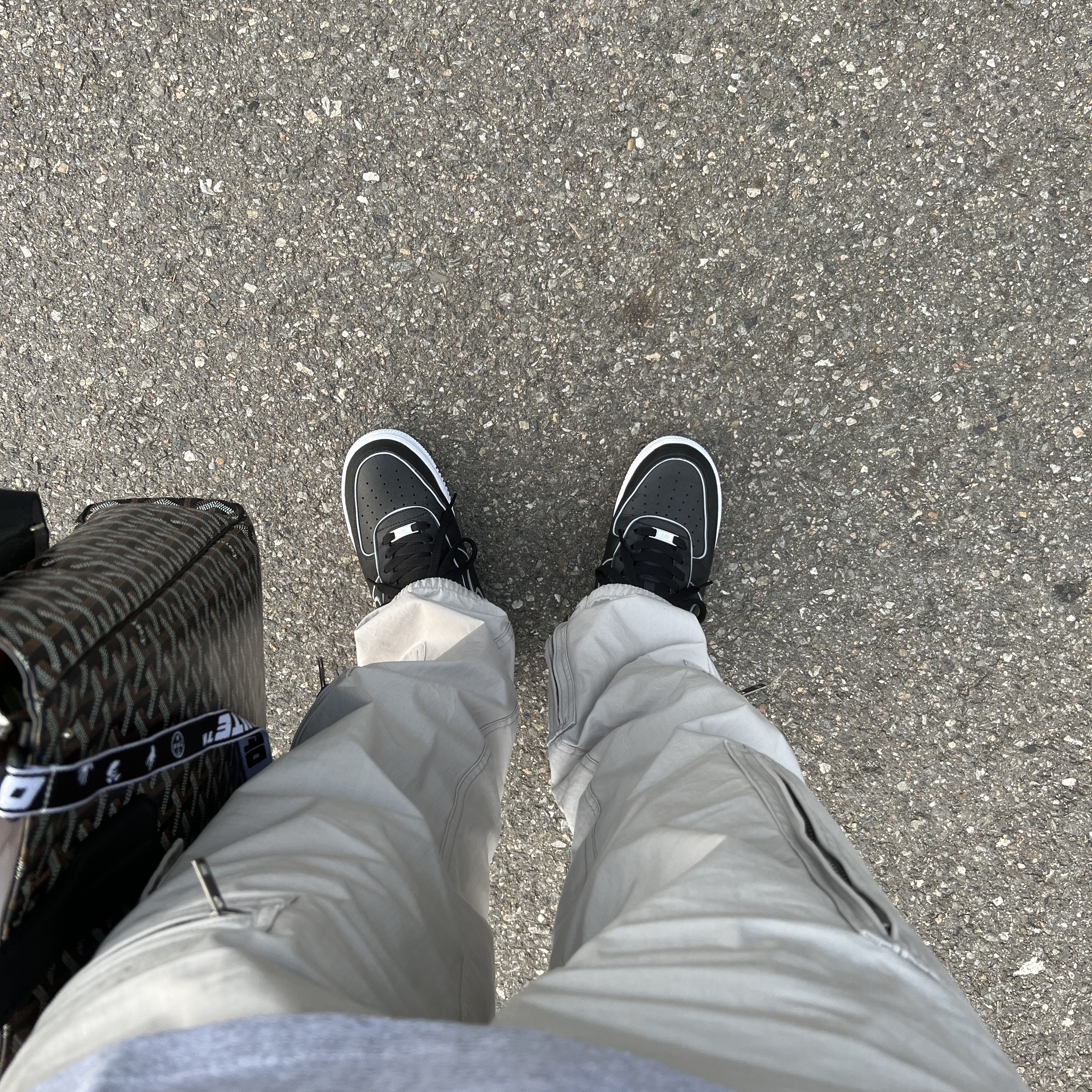 Nike Air Force 1 '07 LV8 Black White, Goyard Voltaire Bag Black 착용 스타일 - 1
