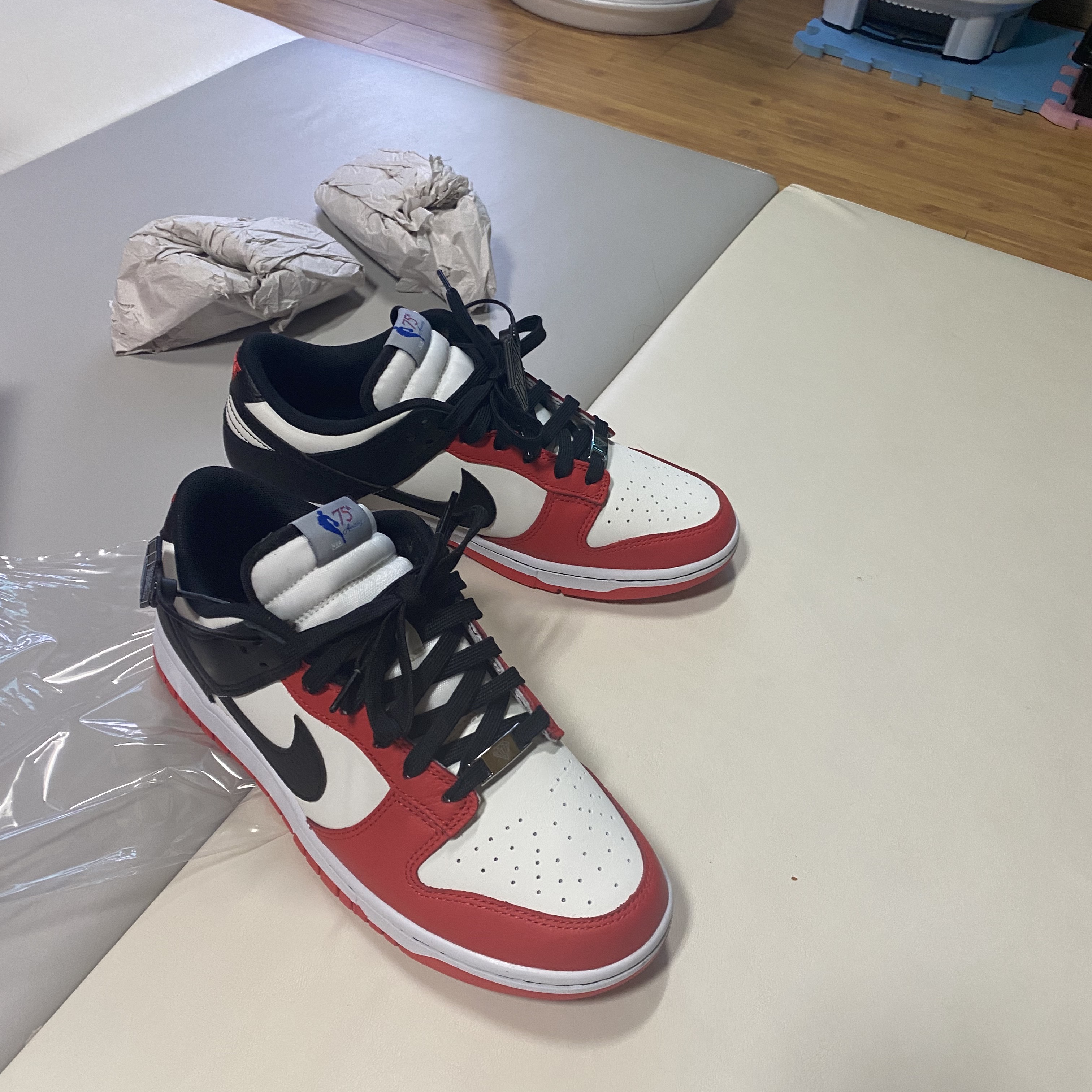 Nike x NBA Dunk Low Retro EMB Black and Chile Red 착용 스타일