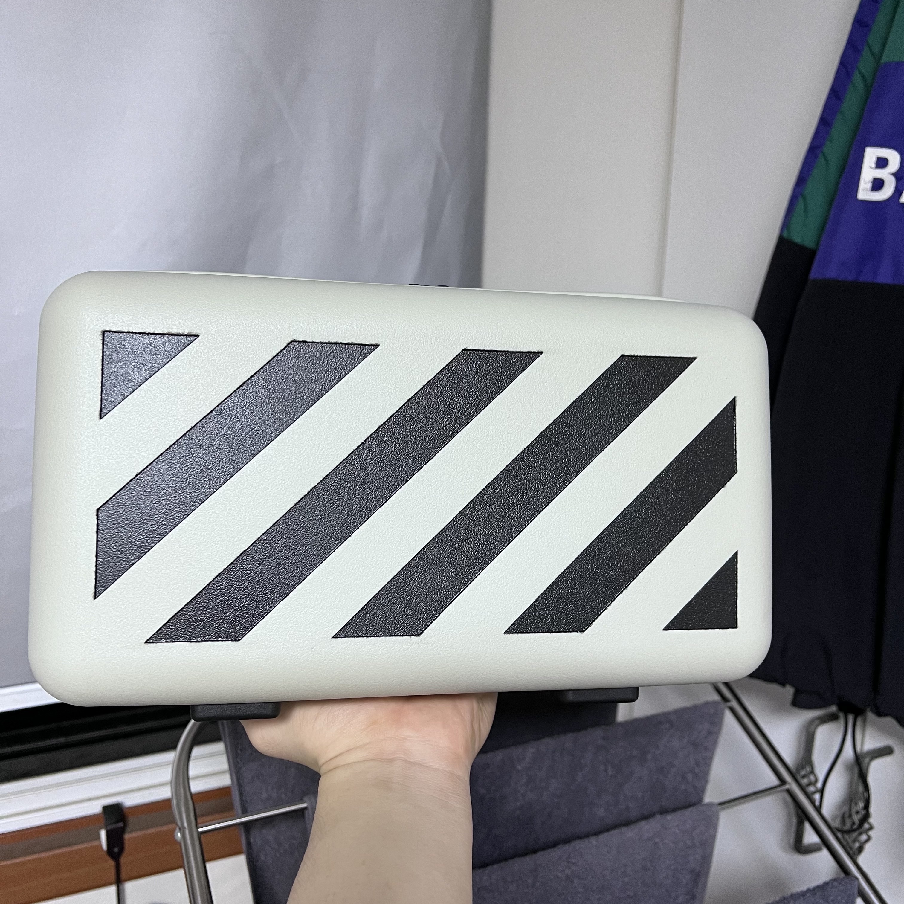 Off-White x Amore Pacific Protection Box (Without Cosmetics) 착용 스타일 - 1