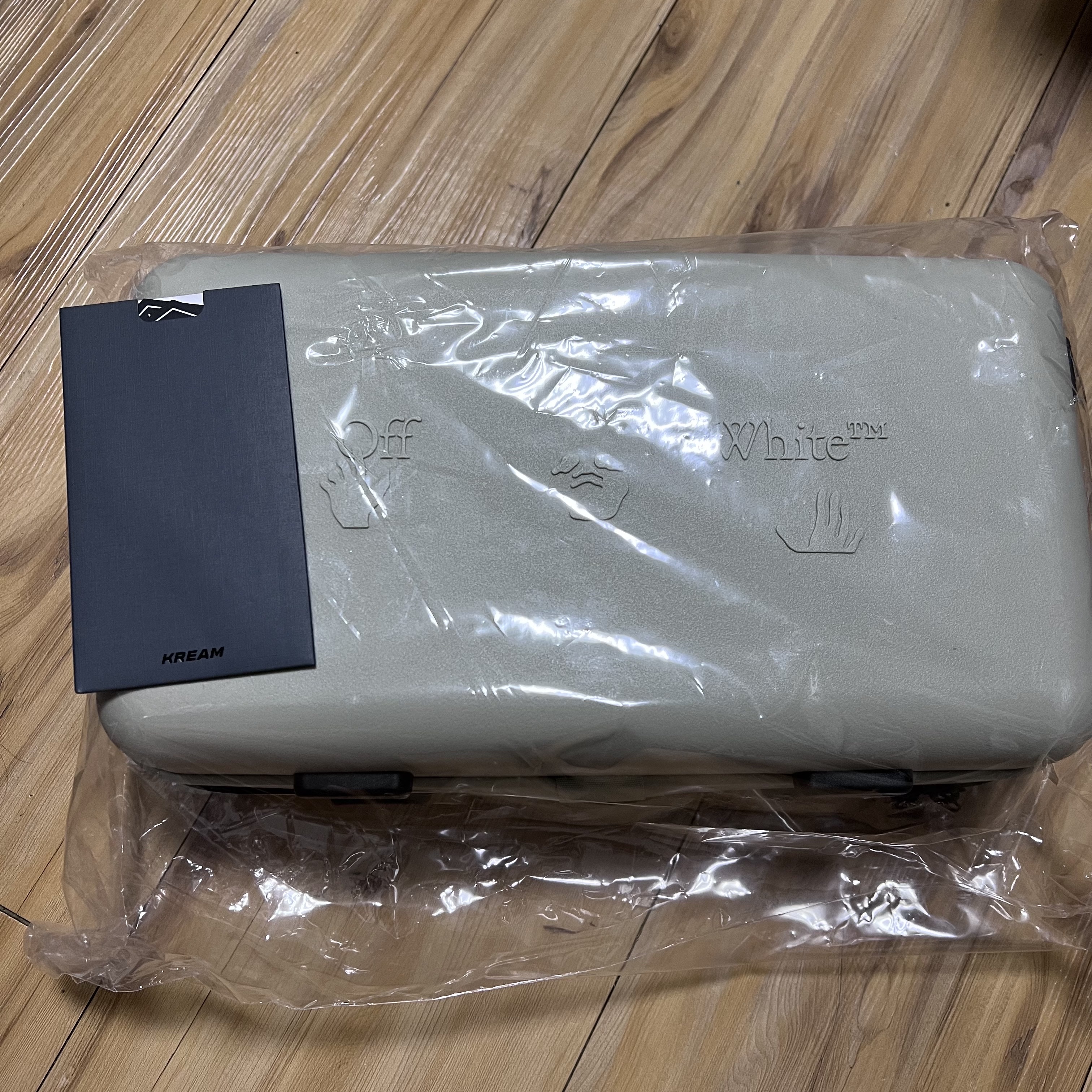 Off-White x Amore Pacific Protection Box (Without Cosmetics) 착용 스타일 - 4