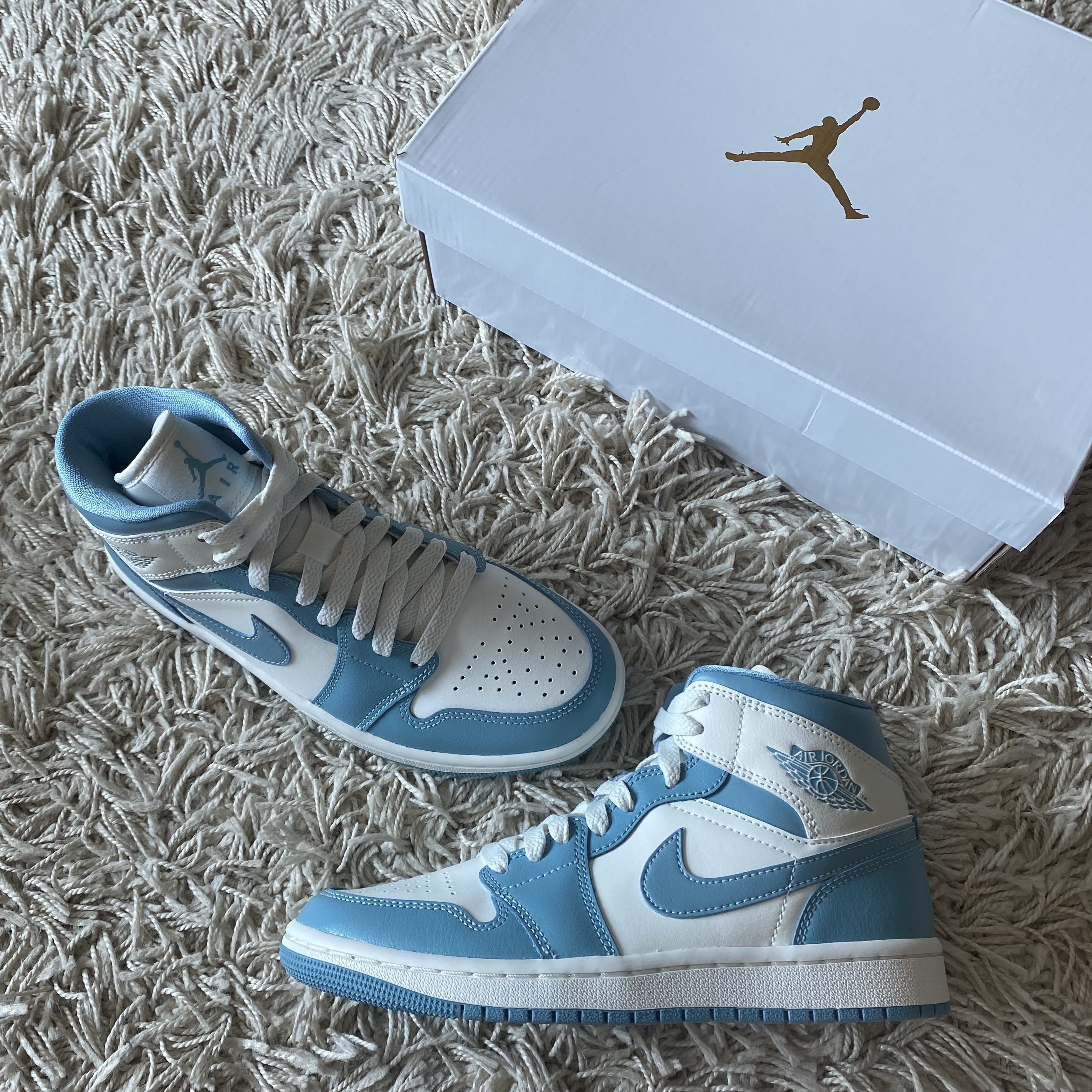 (W) Jordan 1 Mid Sail and Worn Blue 착용 스타일