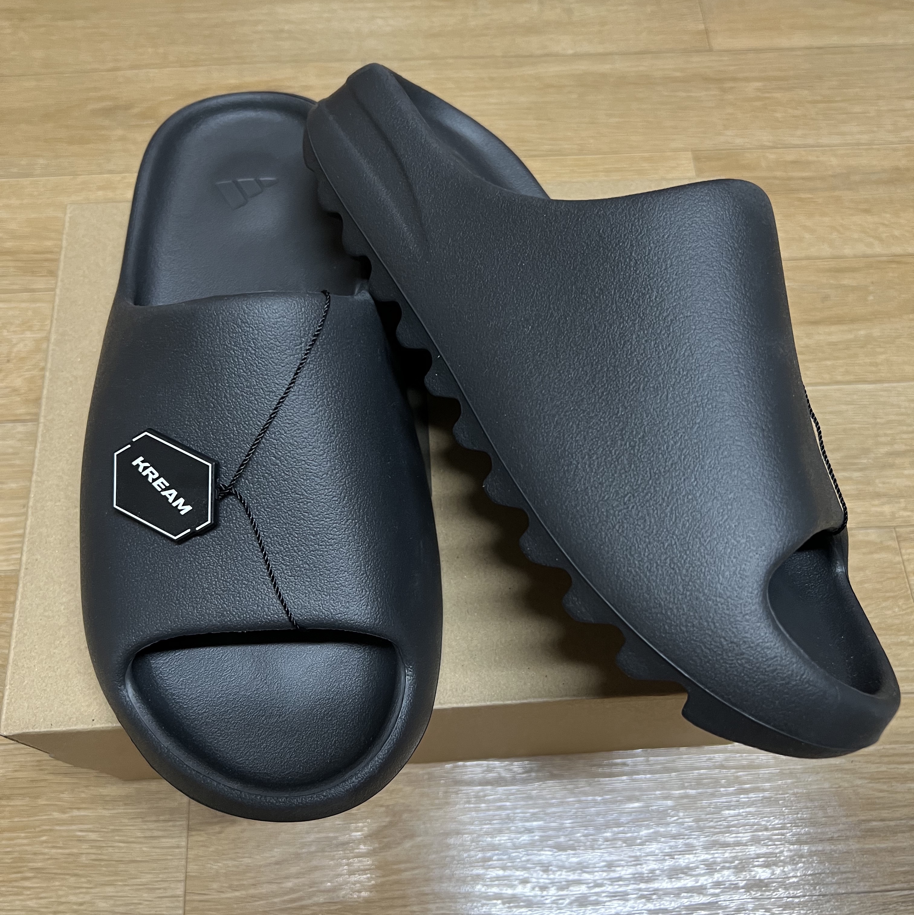 Adidas Yeezy Slide Onyx 착용 스타일
