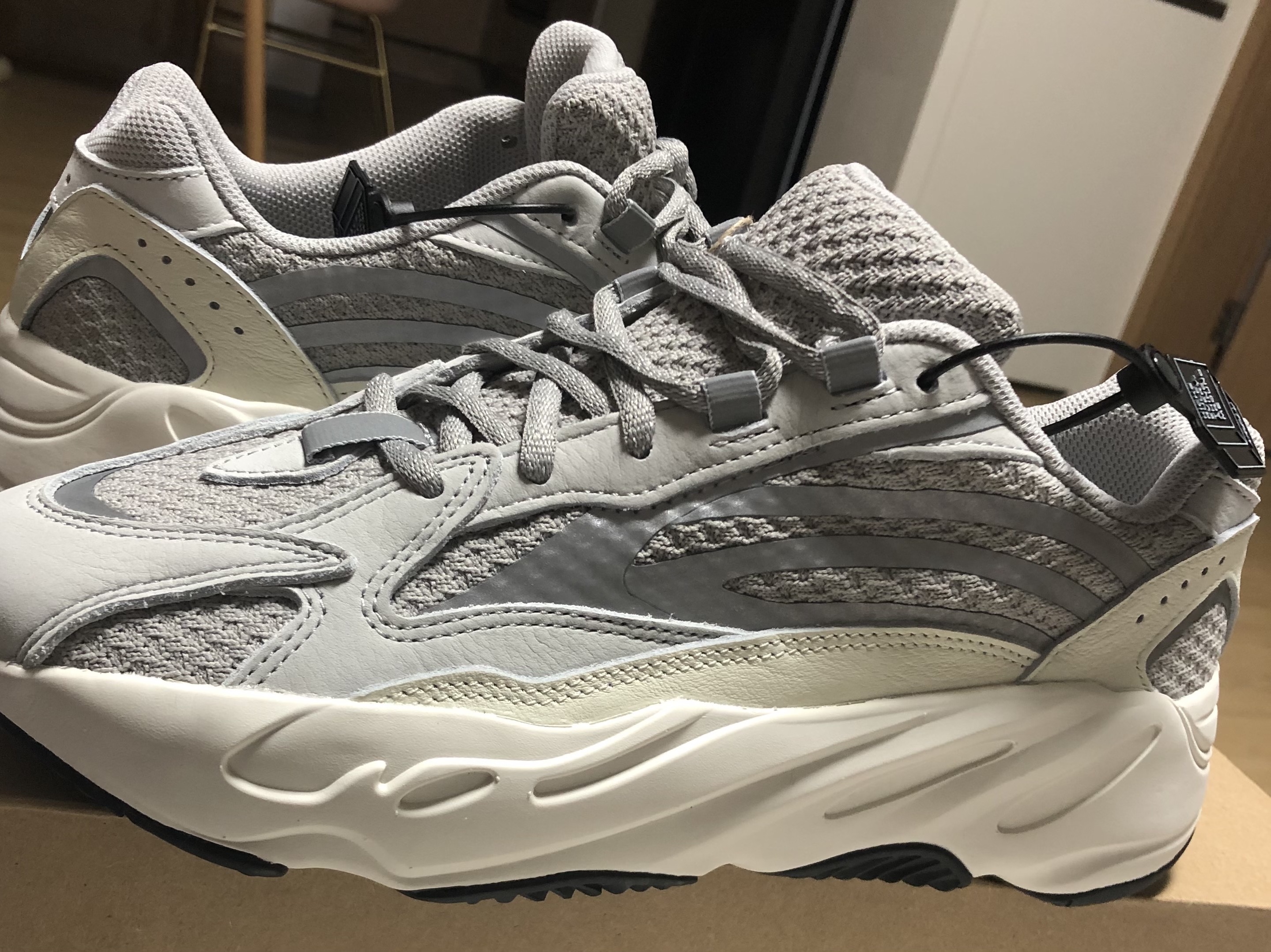 Adidas Yeezy Boost 700 V2 Static 2022 착용 스타일