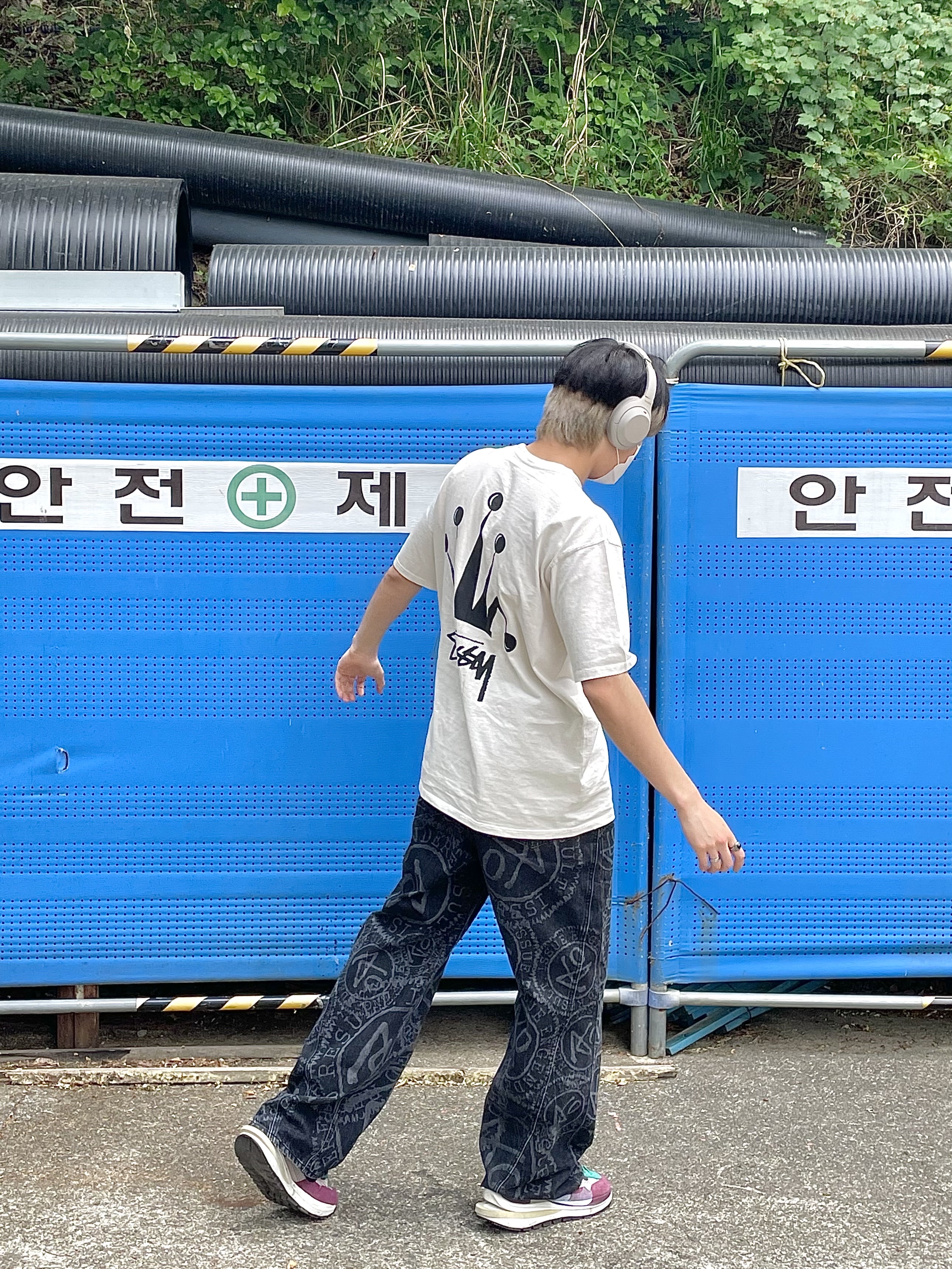 Sony WH-1000XM4 Platinum Silver (Korean Ver.), Stussy Regal Crown T-Shirt Natural 착용 스타일 - 3