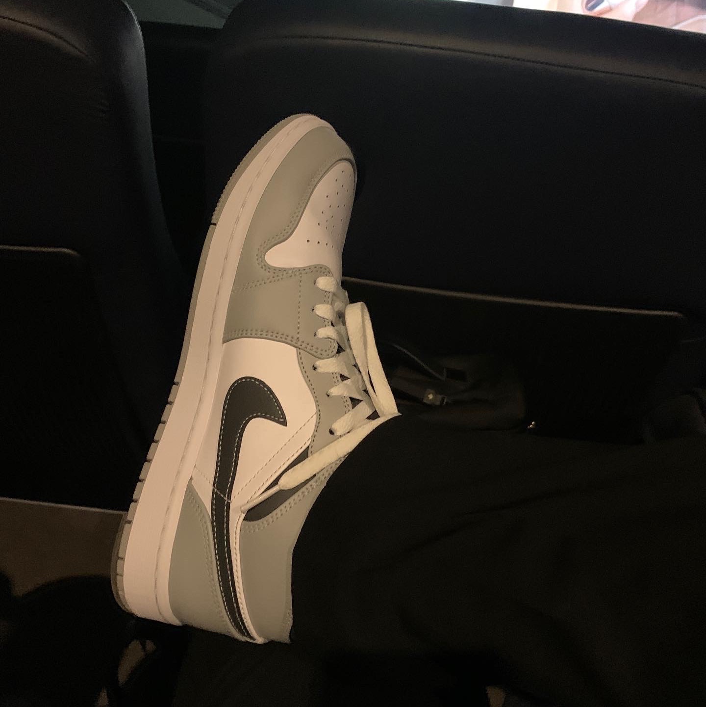 Jordan 1 Mid Light Smoke Grey Anthracite, Nike Air Force 1 '07 Low White 착용 스타일 - 3