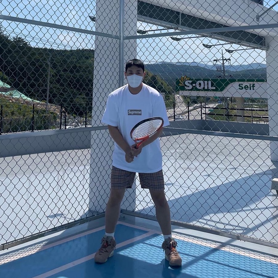 Supreme x Burberry Box Logo T-Shirt White - 22SS, Jordan 6 x Travis Scott Retro SP British Khaki 착용 스타일