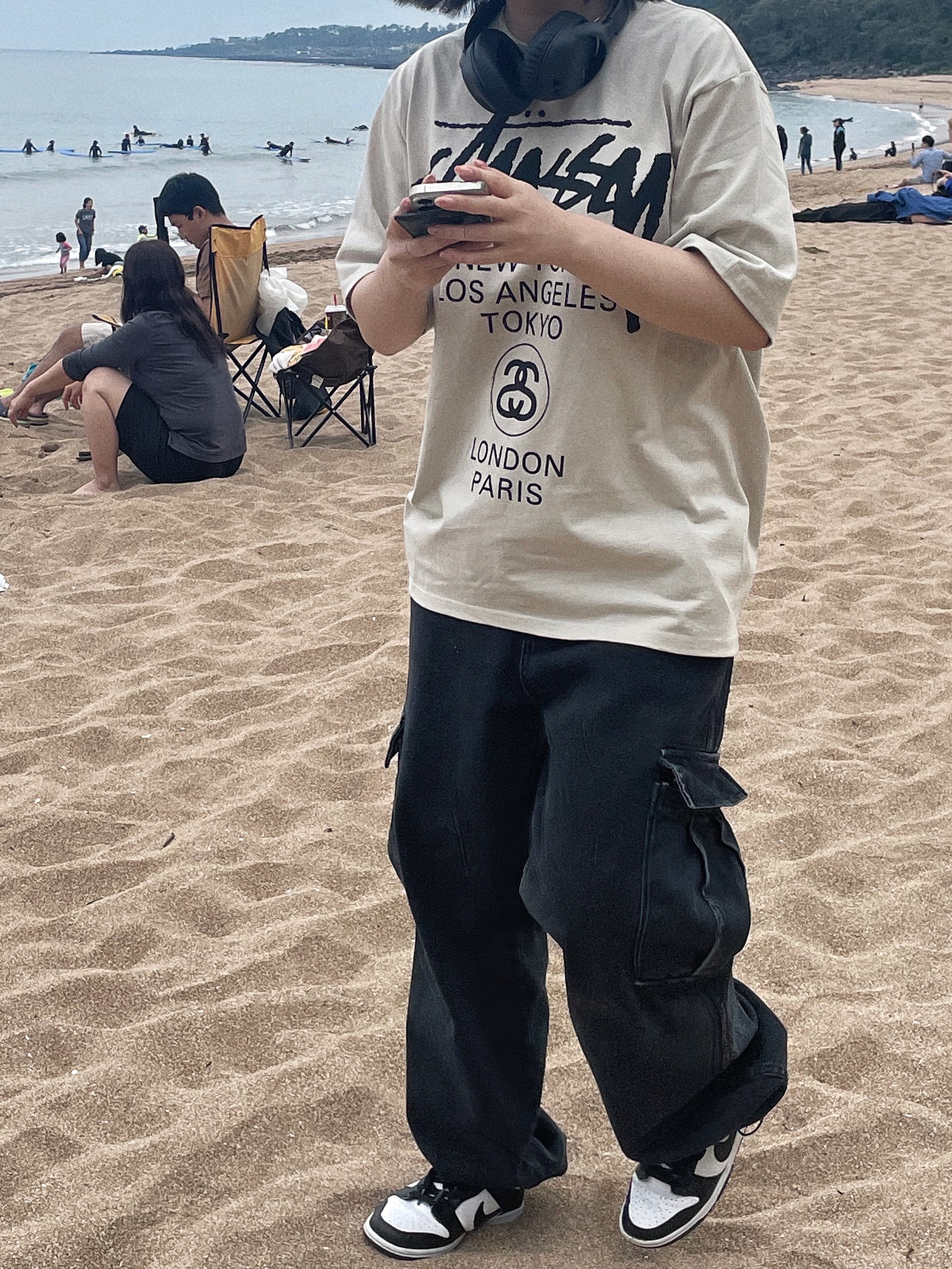 Stussy World Tour T-Shirt Smoke, Nike Dunk Low Retro Black 착용 스타일 - 1