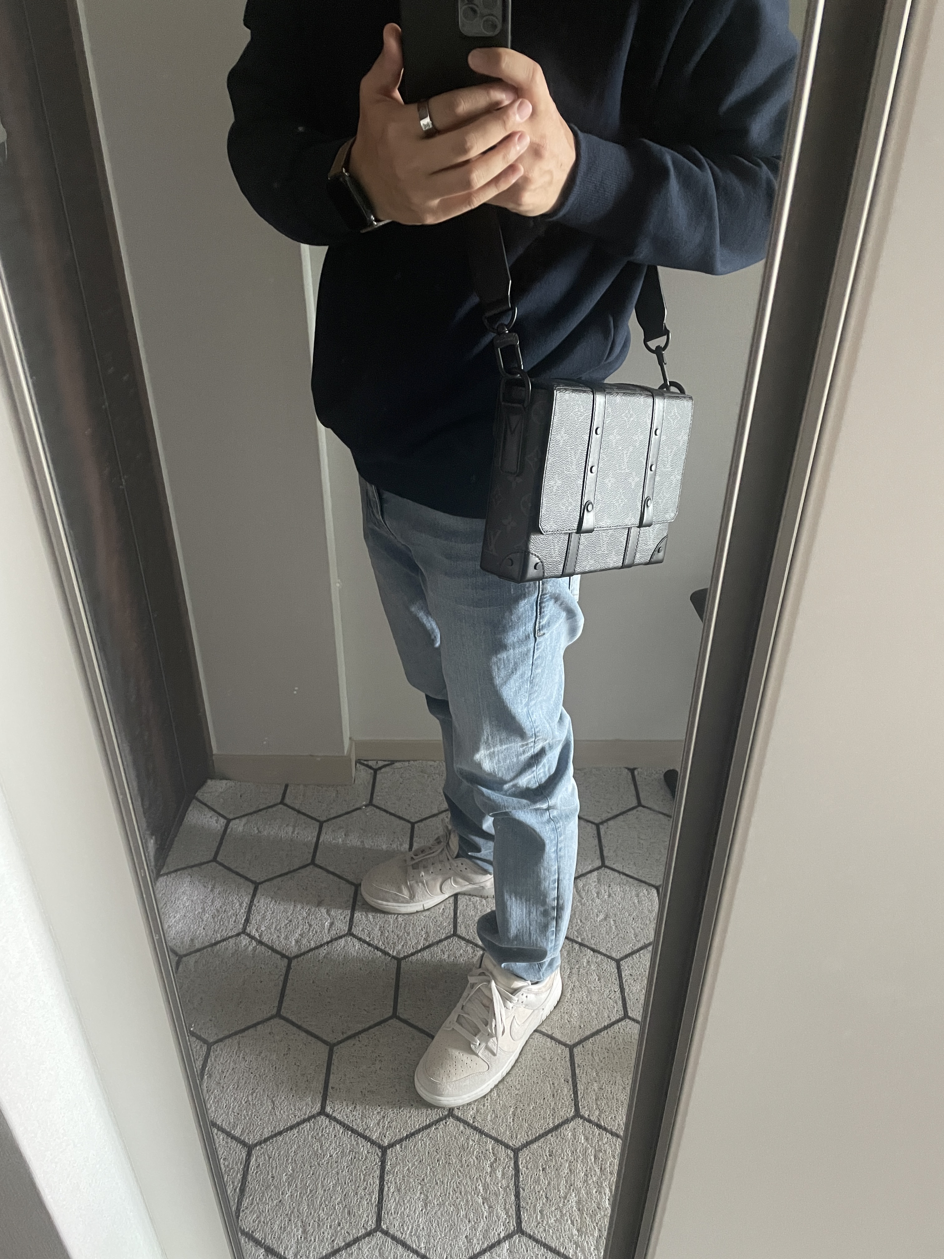 Louis Vuitton Trunk Messenger Monogram Eclipse, Stone Island 63051 Crewneck Sweatshirt Black - 22SS 착용 스타일