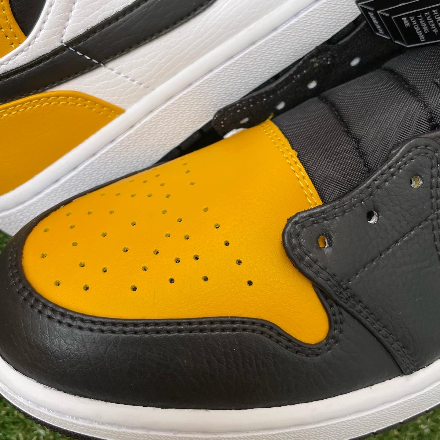Jordan 1 Mid White University Gold 착용 스타일 - 2