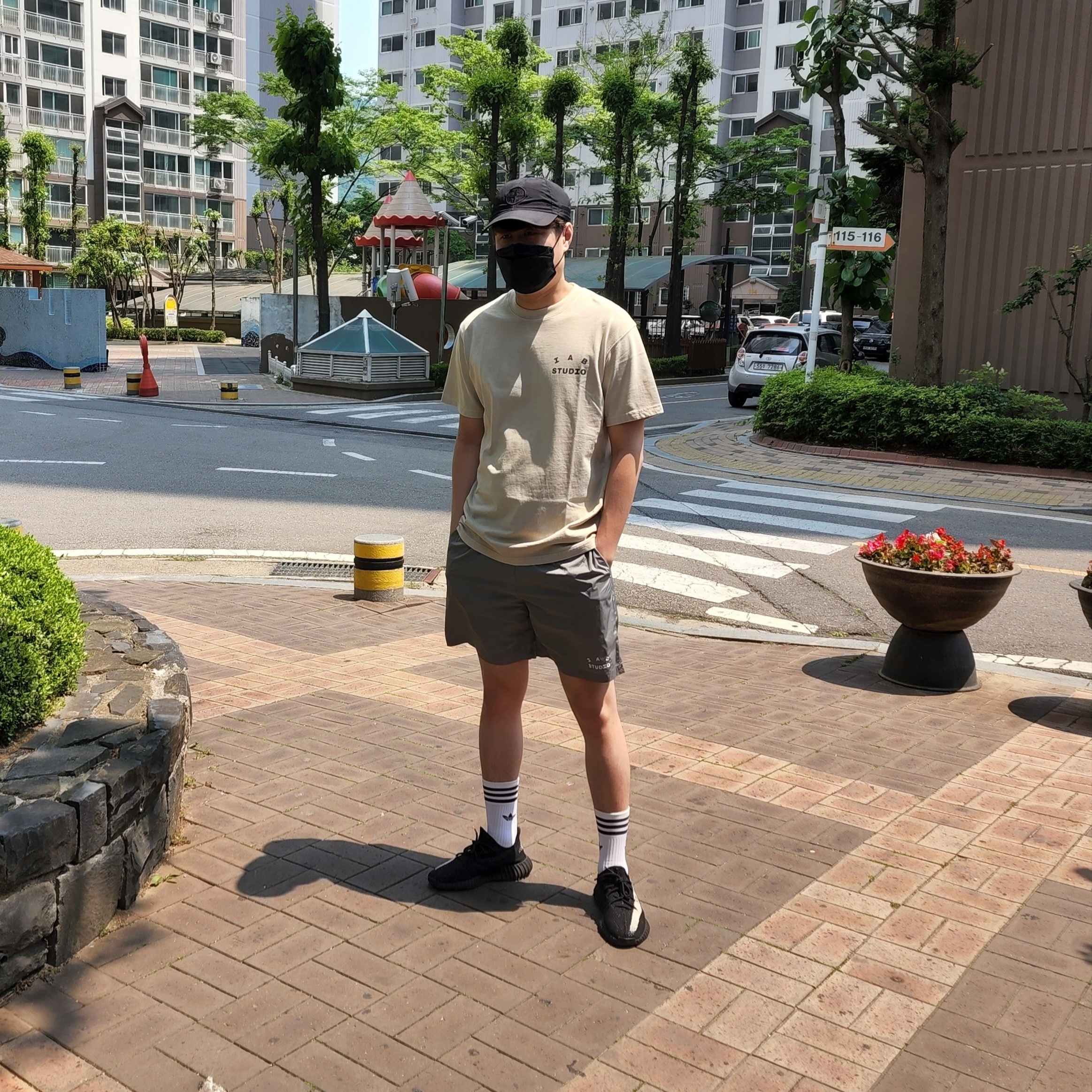 IAB Studio Pigment T-Shirt Oatmeal, IAB Studio Woven Shorts Gray 착용 스타일