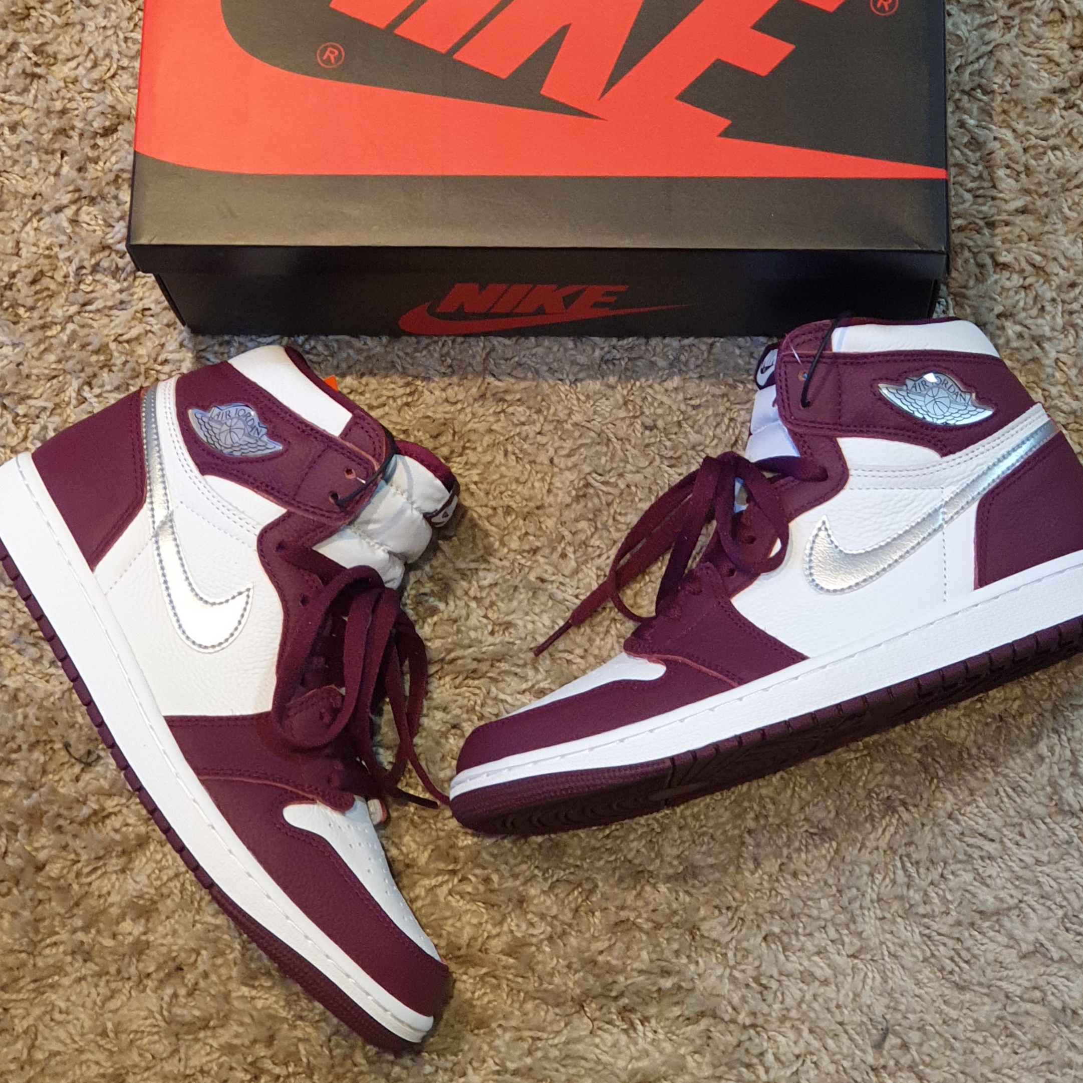 Jordan 1 Retro High OG Bordeaux 착용 스타일 - 2