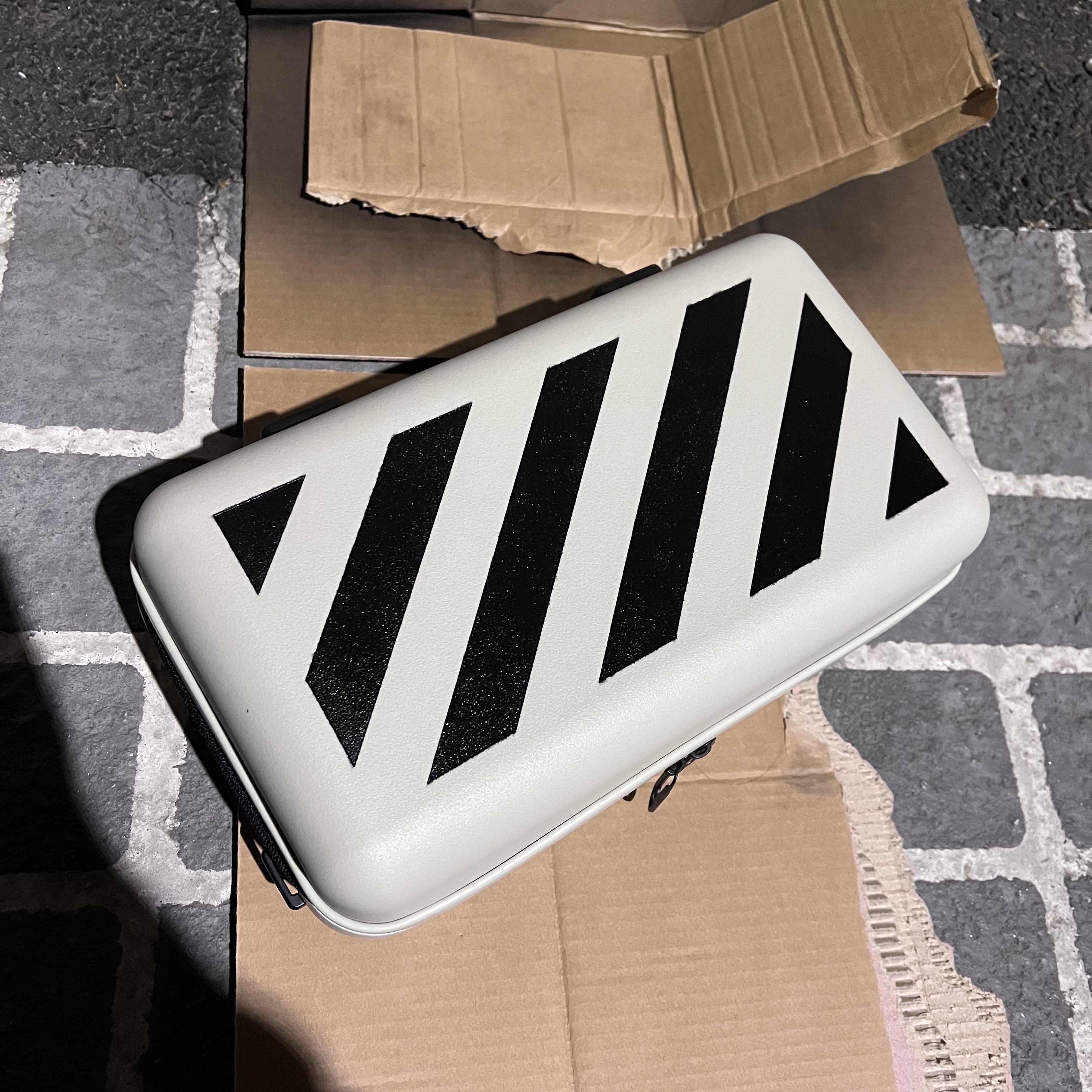 Off-White x Amore Pacific Protection Box (Without Cosmetics) 착용 스타일 - 2