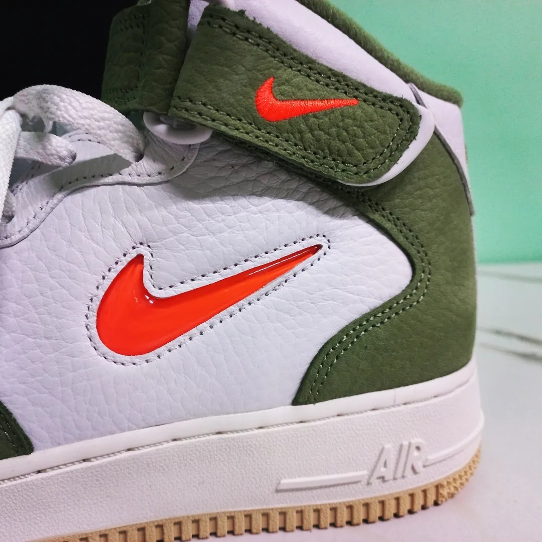 Nike Air Force 1 Mid '07 QS Olive Green and Total Orange 착용 스타일 - 4