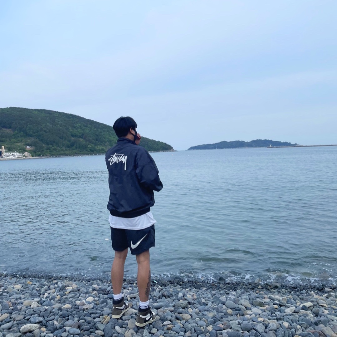 Nike x Stussy Windrunner Jacket Off Noir, Nike x Stussy Water Shorts Off Noir 착용 스타일