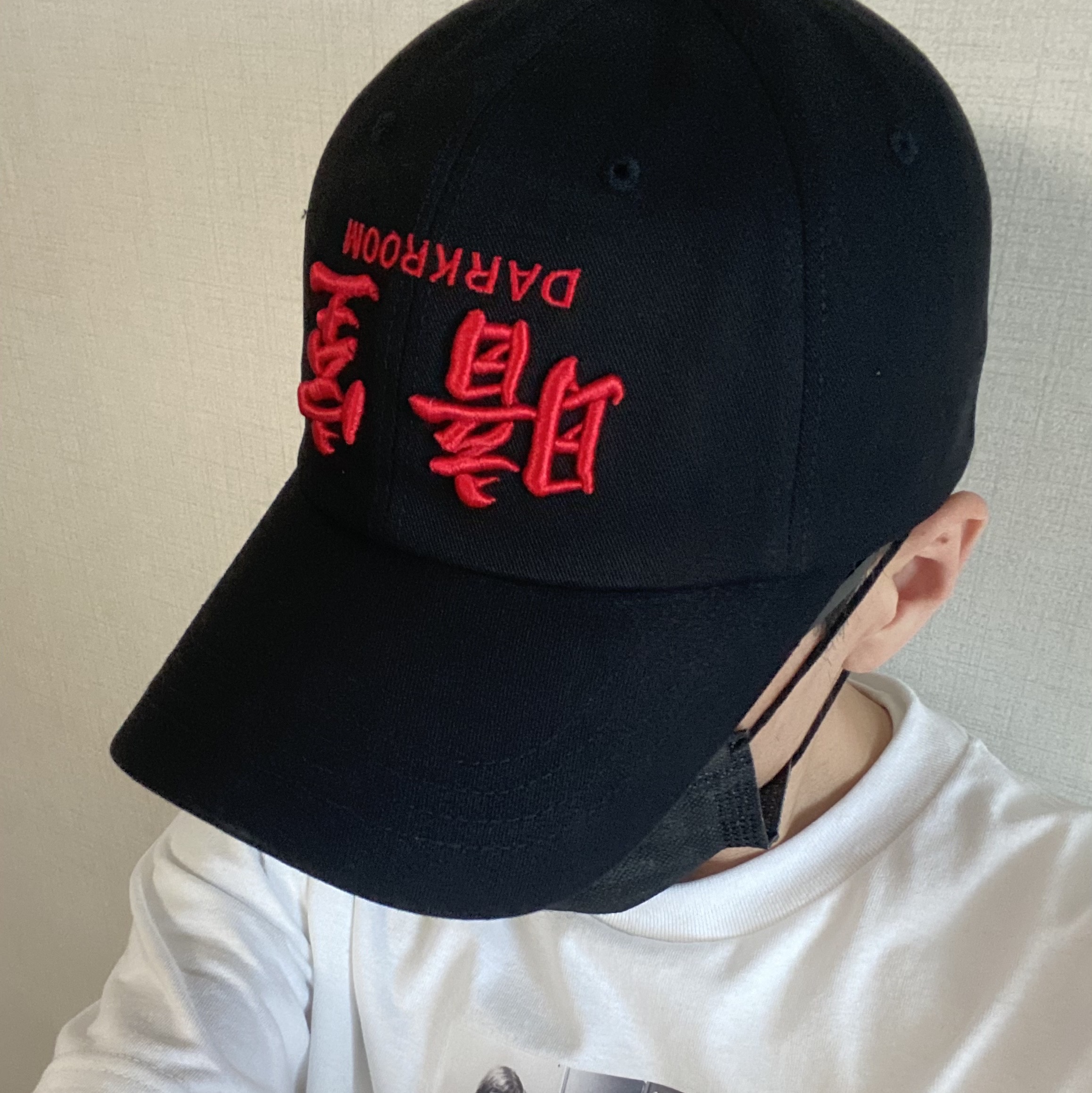 Darkr8m Studio Upside Down Red Logo Cap 착용 스타일 - 1