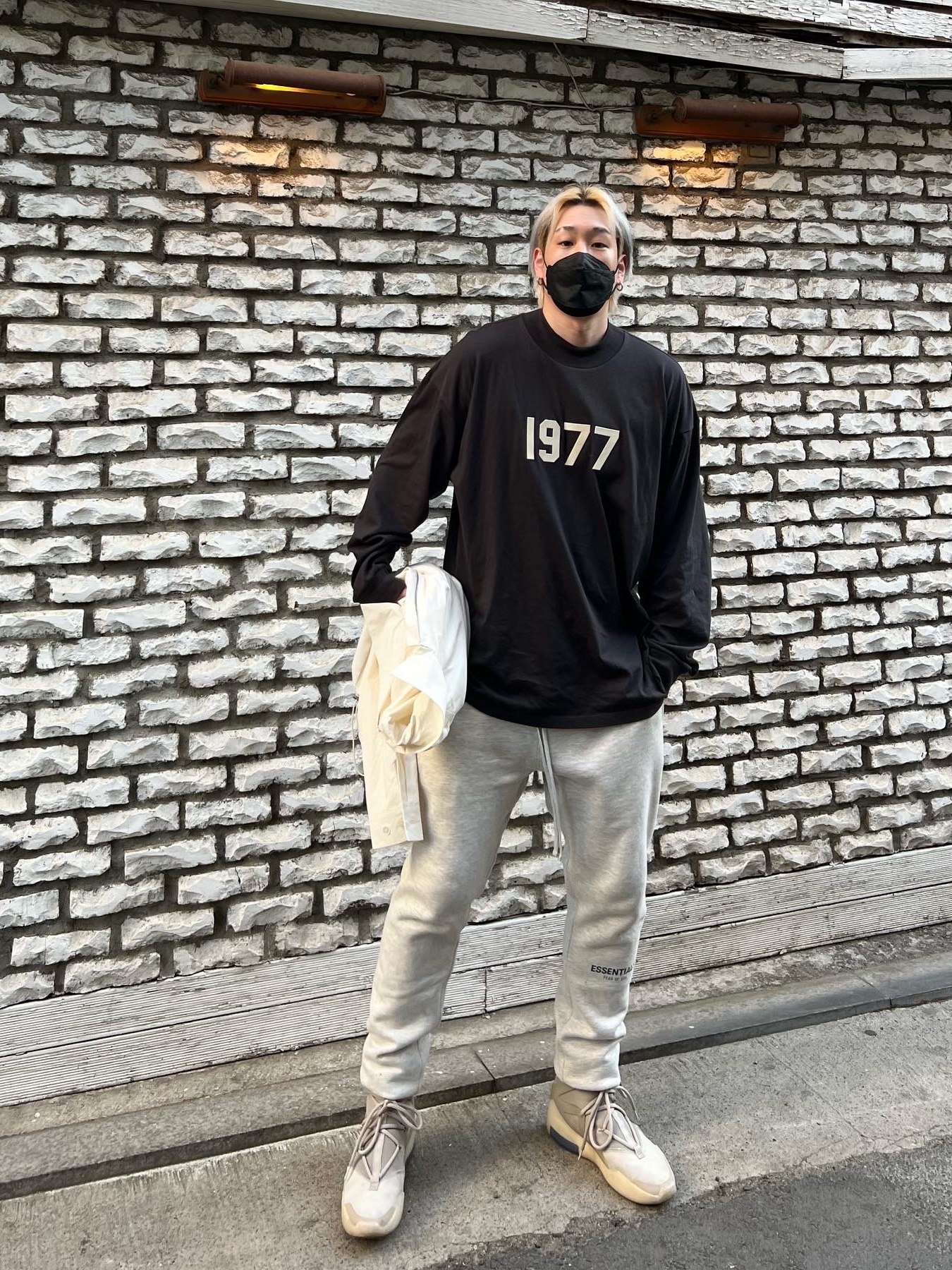Essentials The Core Collection Sweatpants Oatmeal, Essentials 1977 Long Sleeve T-Shirt Iron - 22SS 착용 스타일 - 1