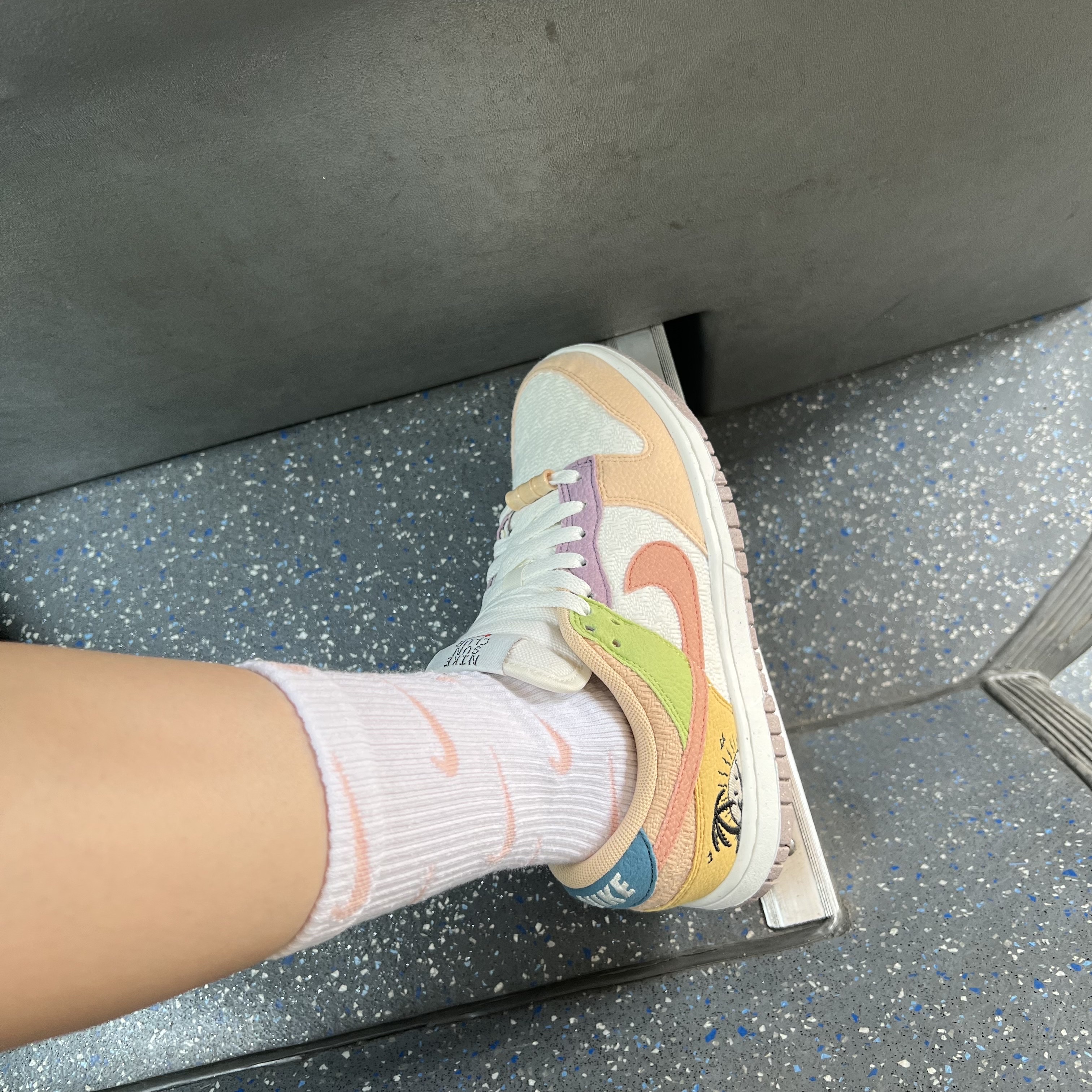 (W) Nike Dunk Low SE Sun Club Sanded Gold, (Kids) Essentials 1977 Shorts Wheat - 22SS 착용 스타일 - 2