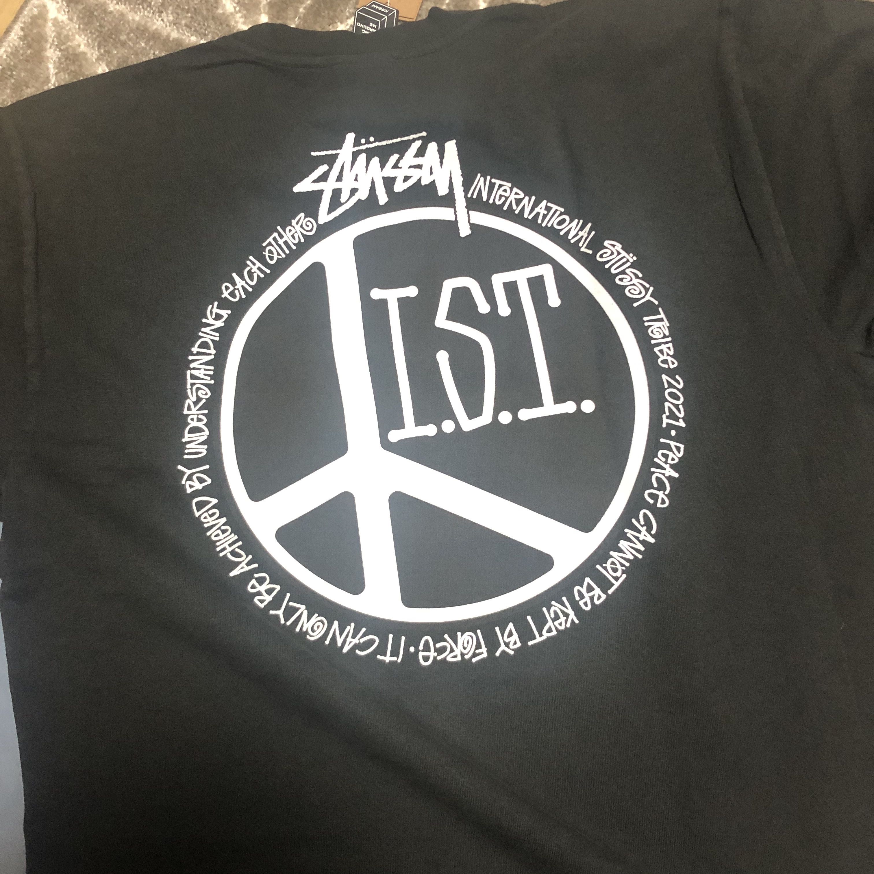 Stussy Peace Dot Pigment Dyed T-Shirt Black 착용 스타일 - 1