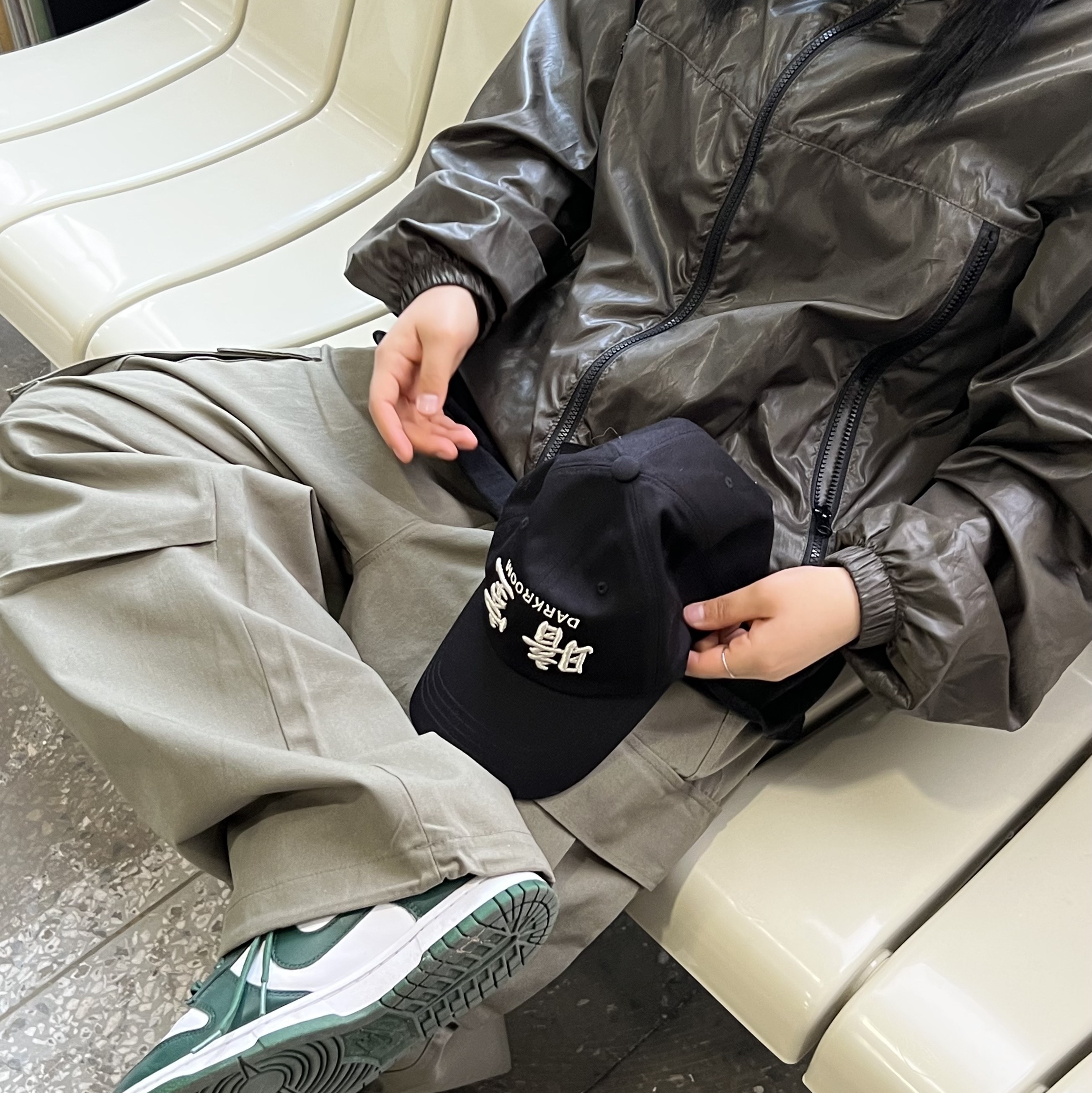 Darkr8m Studio Upside Down Silver Logo Cap 착용 스타일 - 2