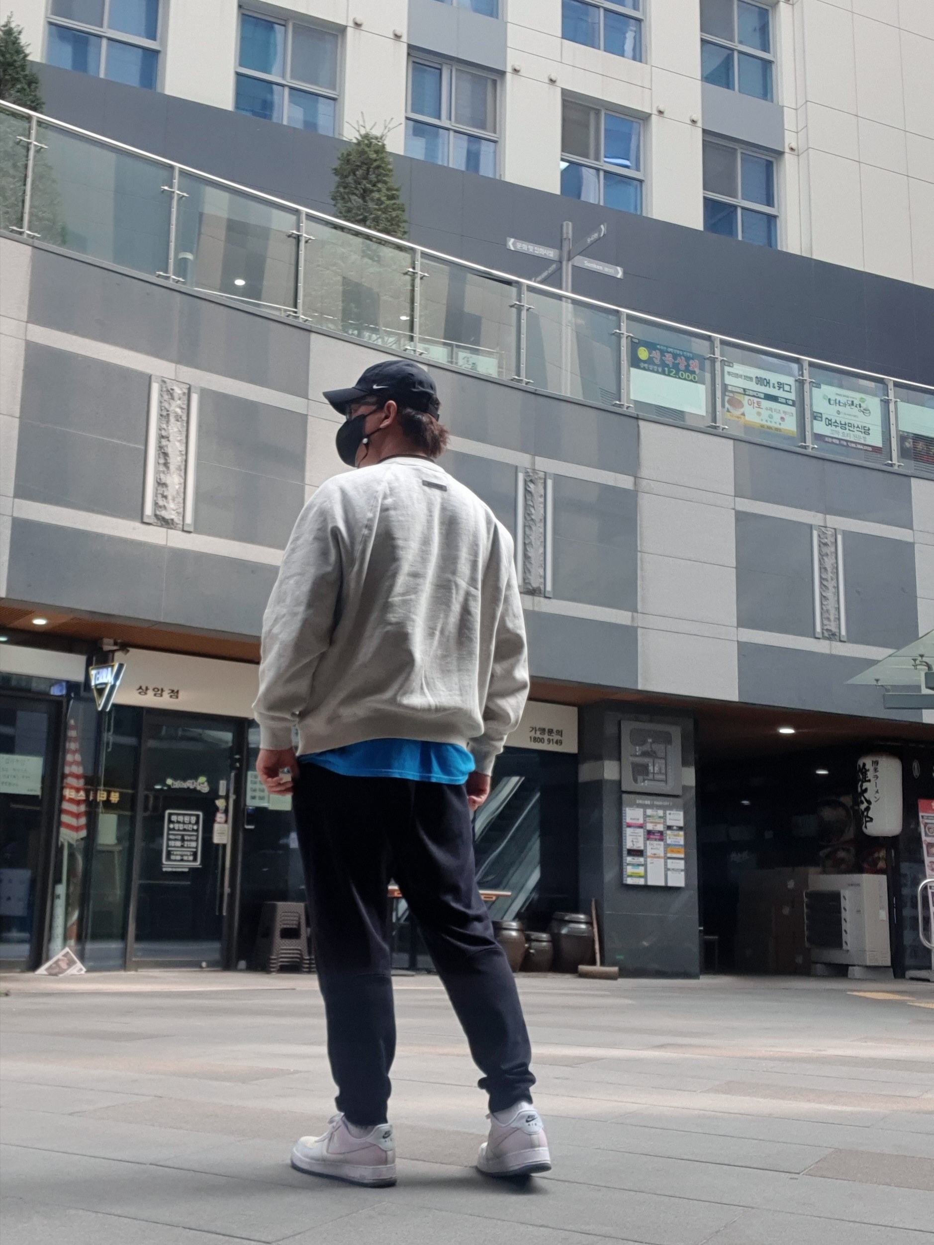 (W) Nike Air Force 1 '07 LX Photochromic, Essentials The Core Collection Pullover Crewneck Oatmeal 착용 스타일