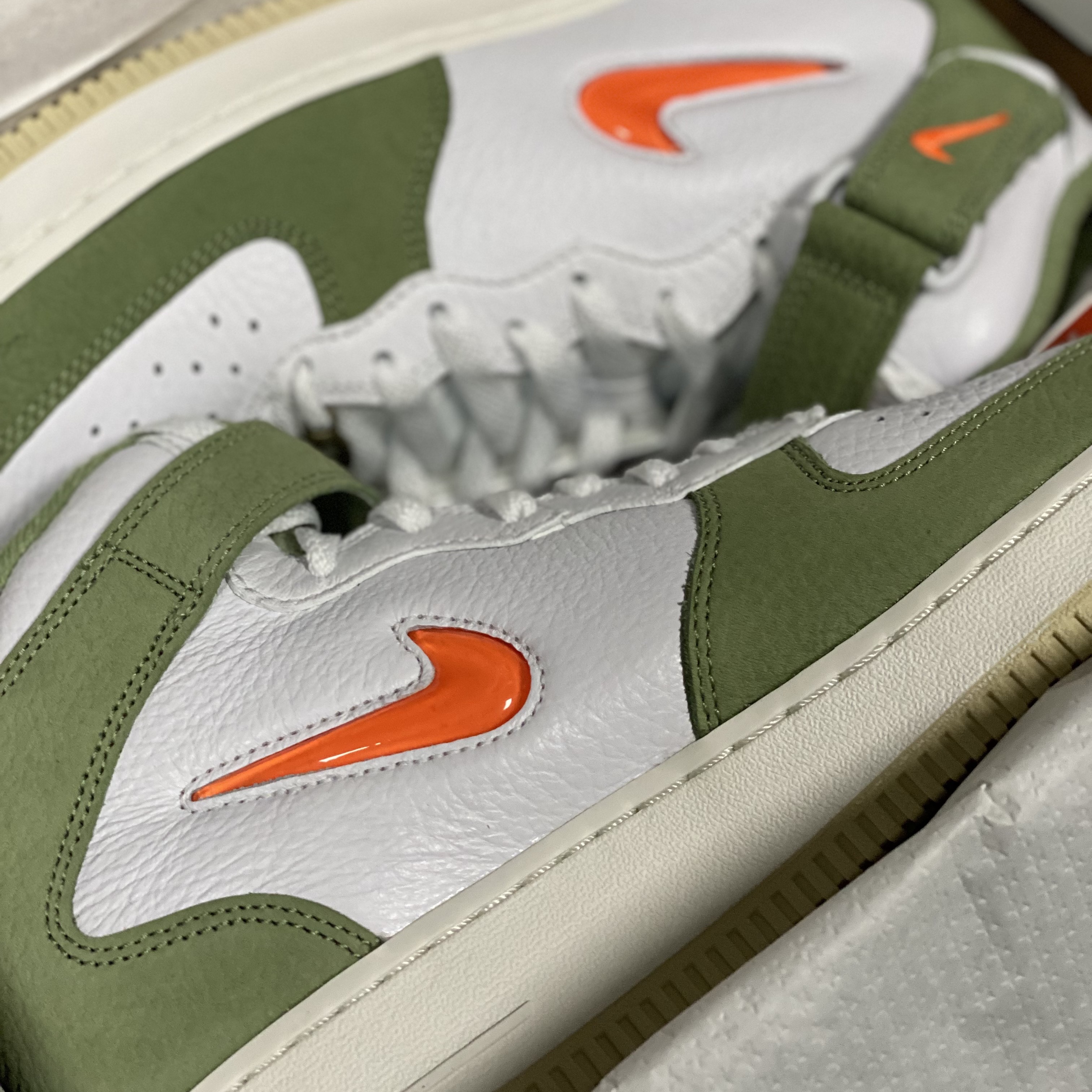 Nike Air Force 1 Mid '07 QS Olive Green and Total Orange 착용 스타일