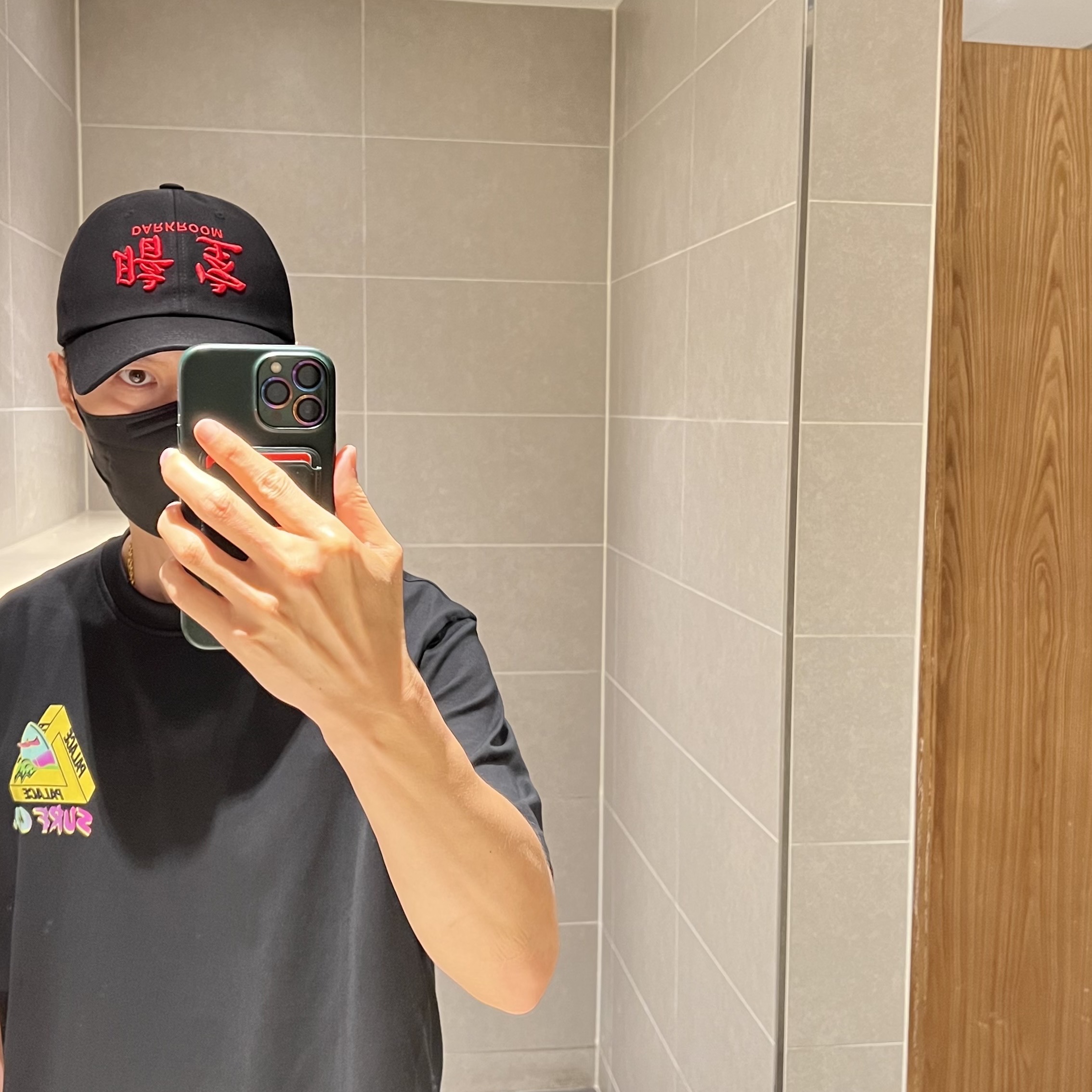 Darkr8m Studio Upside Down Red Logo Cap 착용 스타일