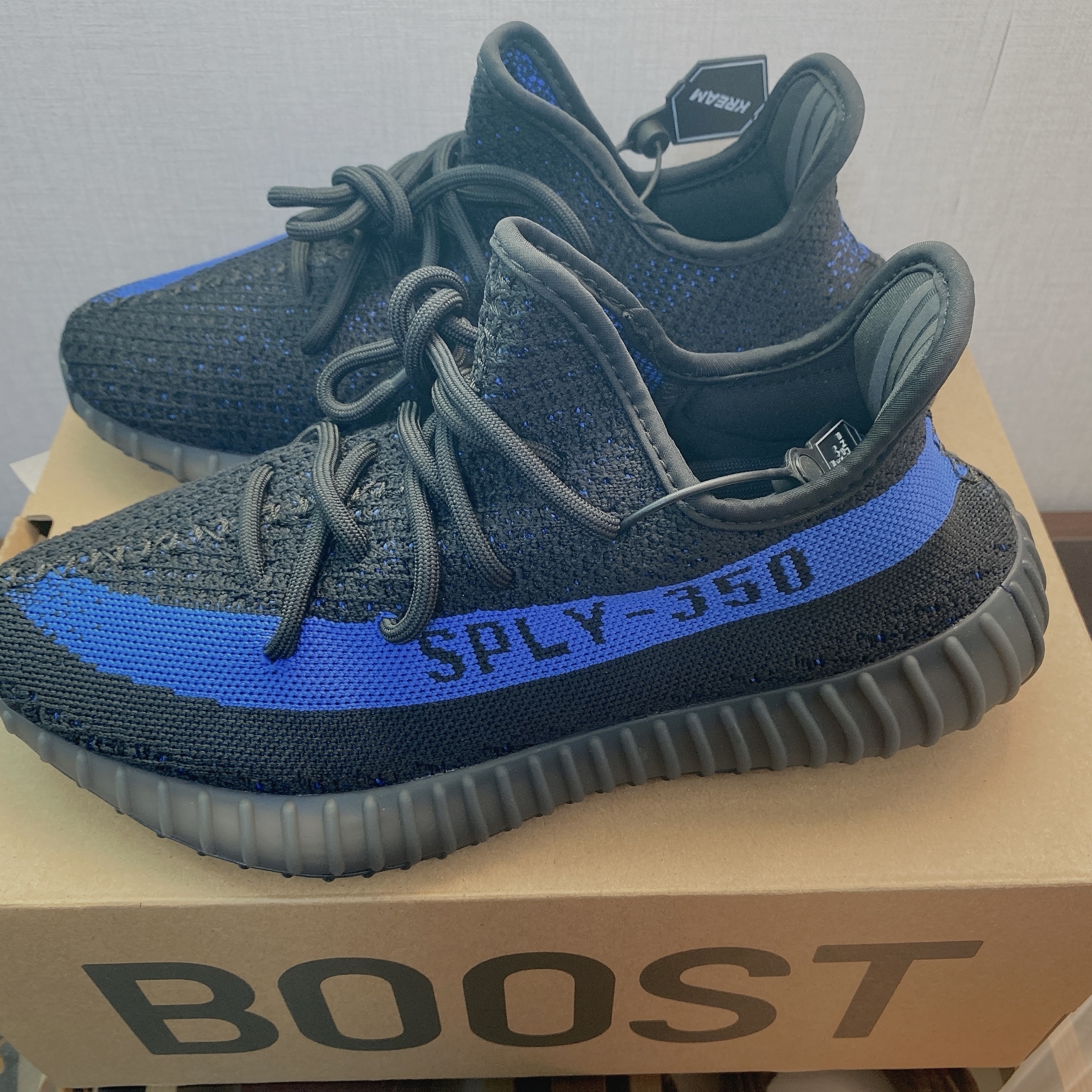 Adidas Yeezy Boost 350 V2 Dazzling Blue 착용 스타일 - 4