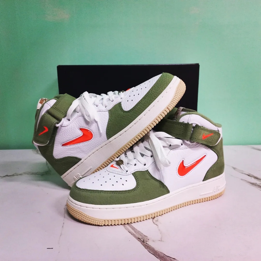 Nike Air Force 1 Mid '07 QS Olive Green and Total Orange 착용 스타일 - 1