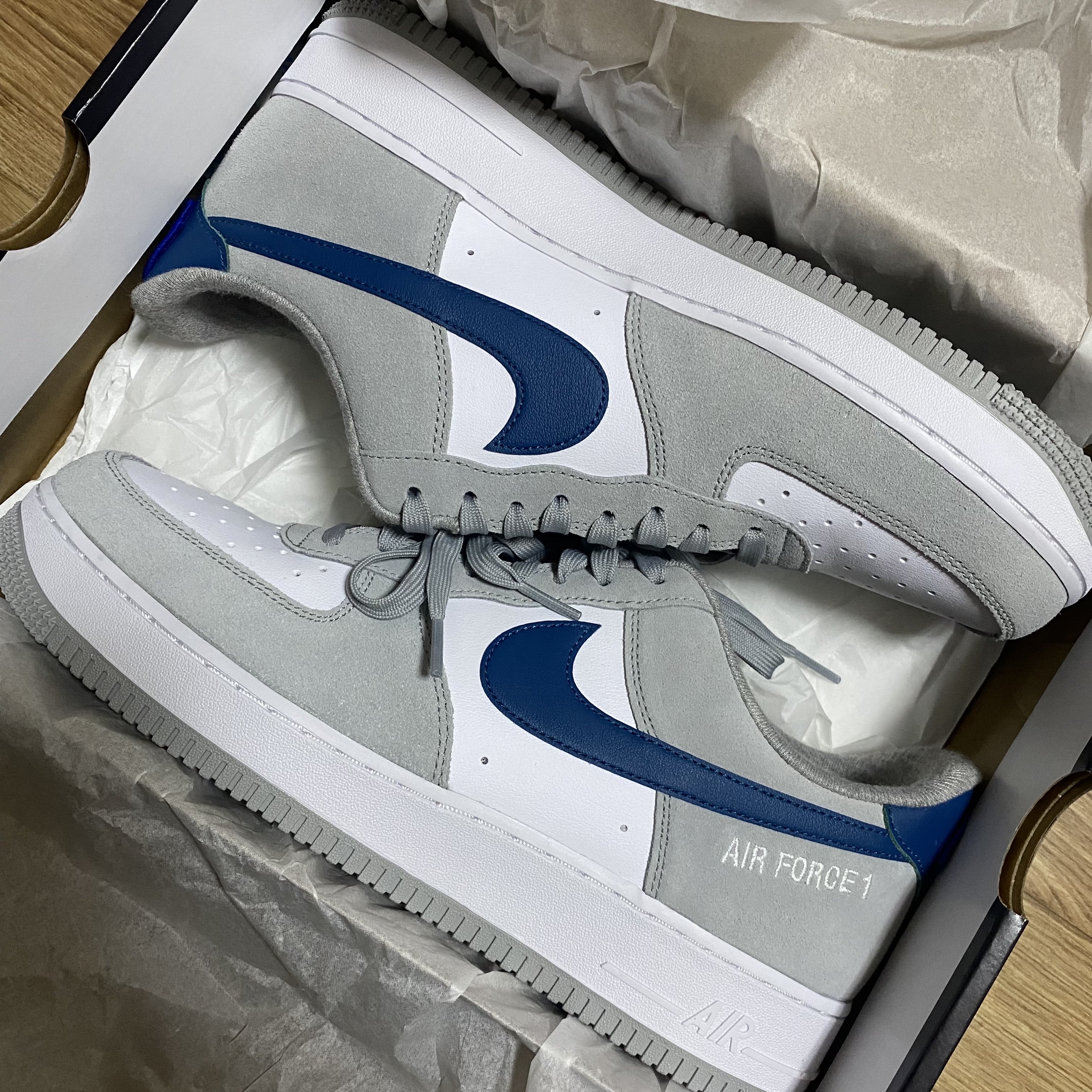 Nike Air Force 1 '07 LV8 Athletic Club Light Smoke Grey Marina 착용 스타일 - 3